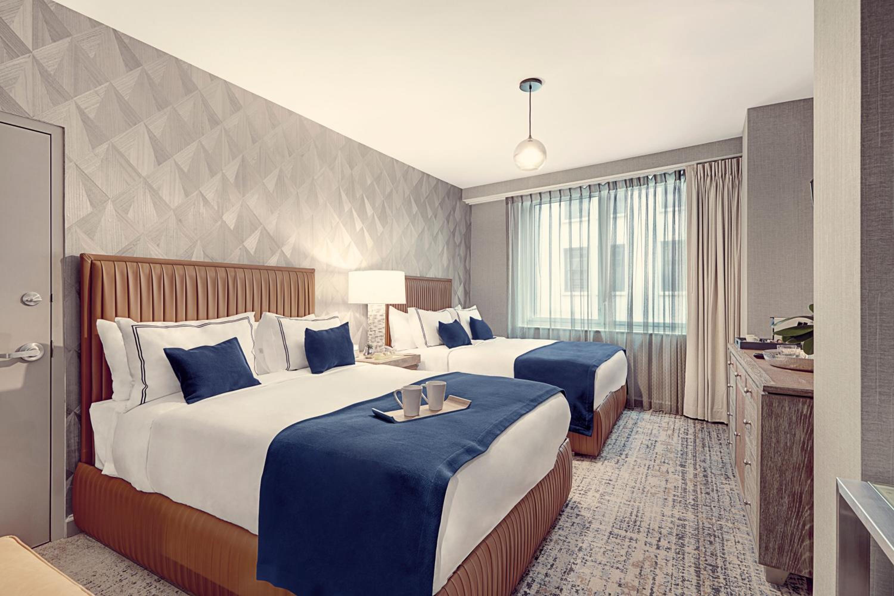 Deluxe Room with Two Queen Beds thumbnail 5