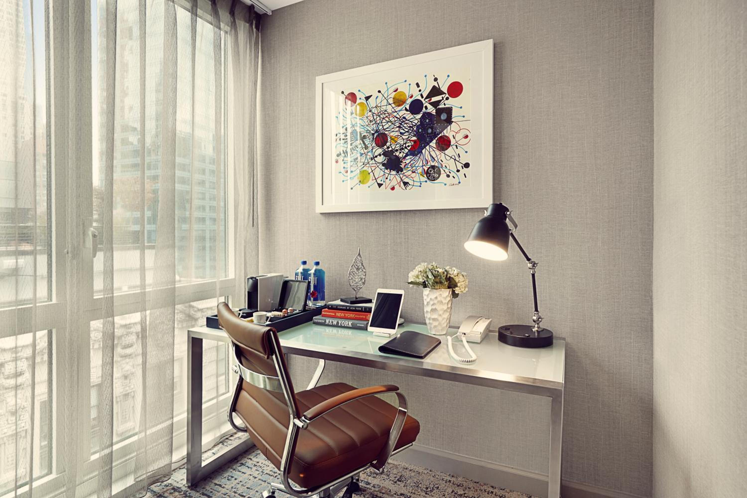 Premier King Room - Accessible thumbnail 5