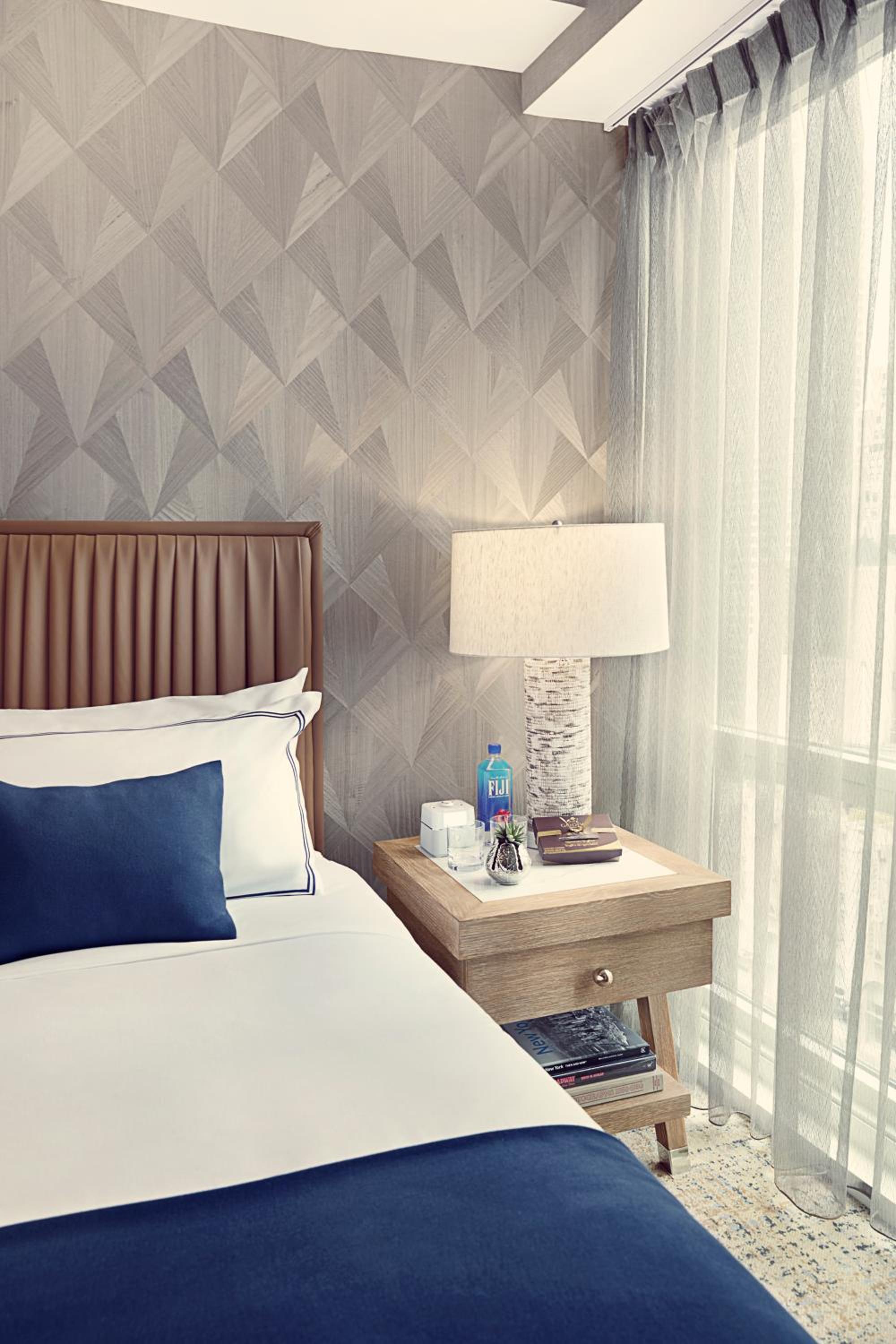 Deluxe King Room thumbnail 6