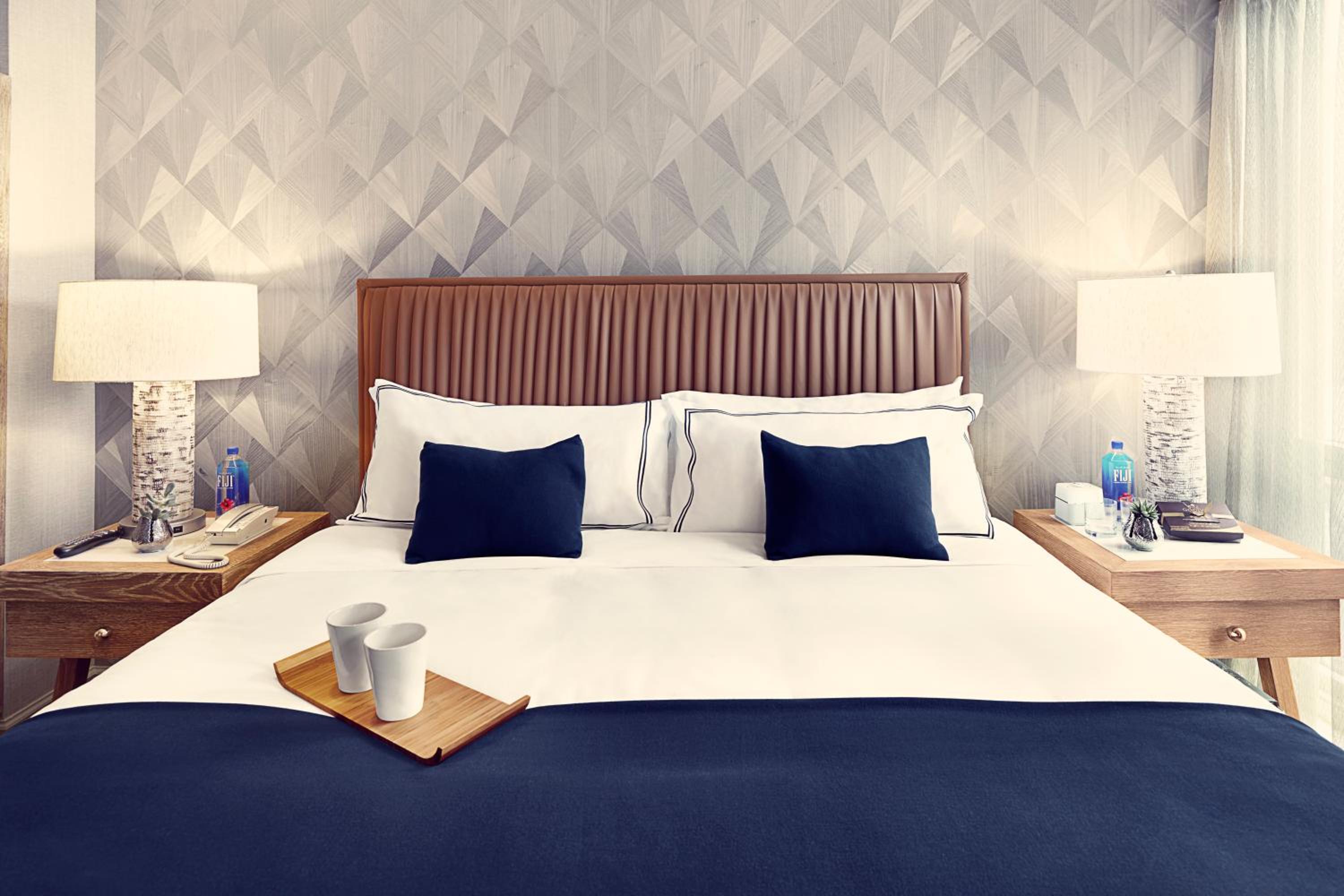 Deluxe King Room thumbnail 5
