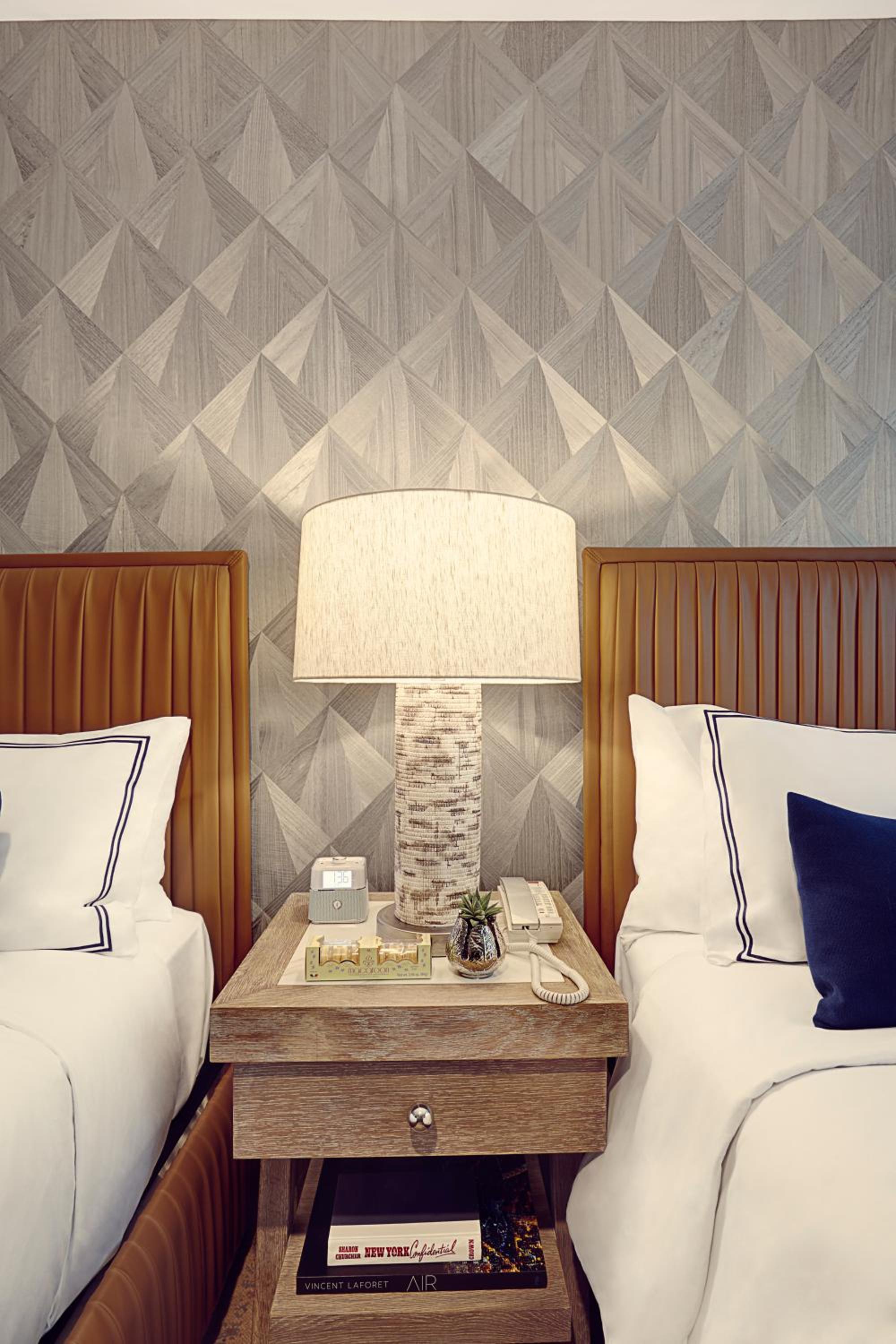 Deluxe Room with Two Queen Beds thumbnail 6