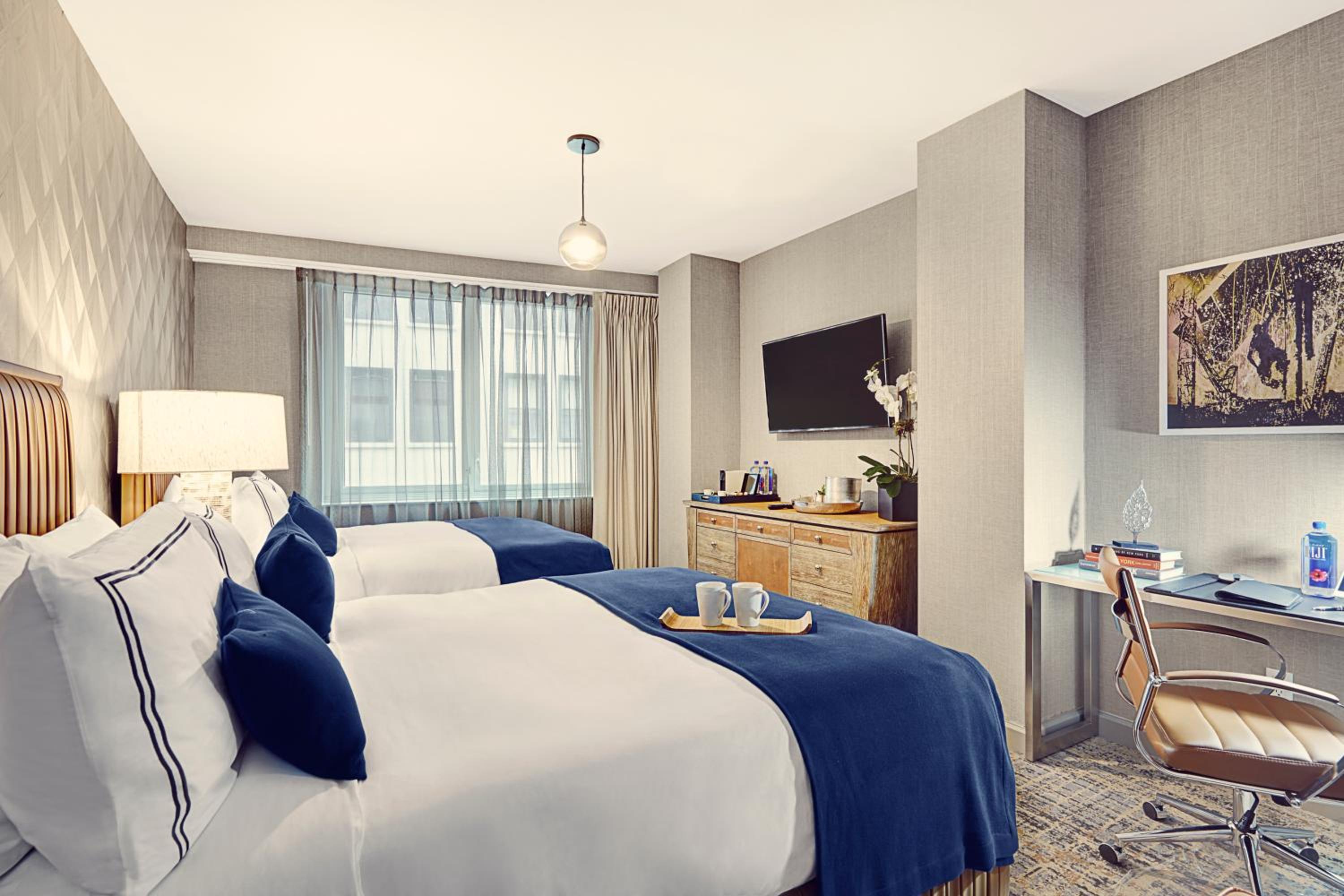 Deluxe Room with Two Queen Beds thumbnail 6