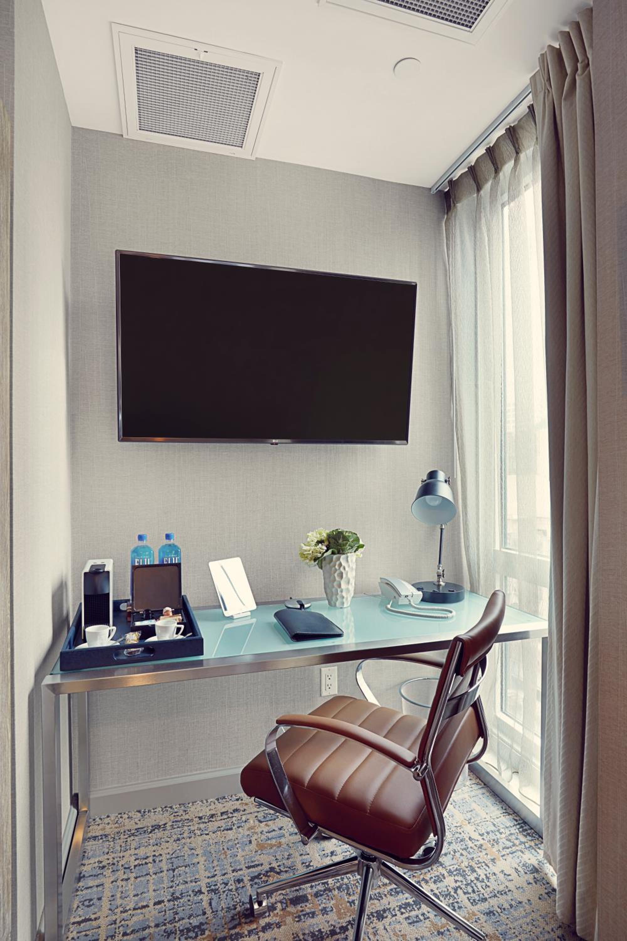 Petite Queen Room