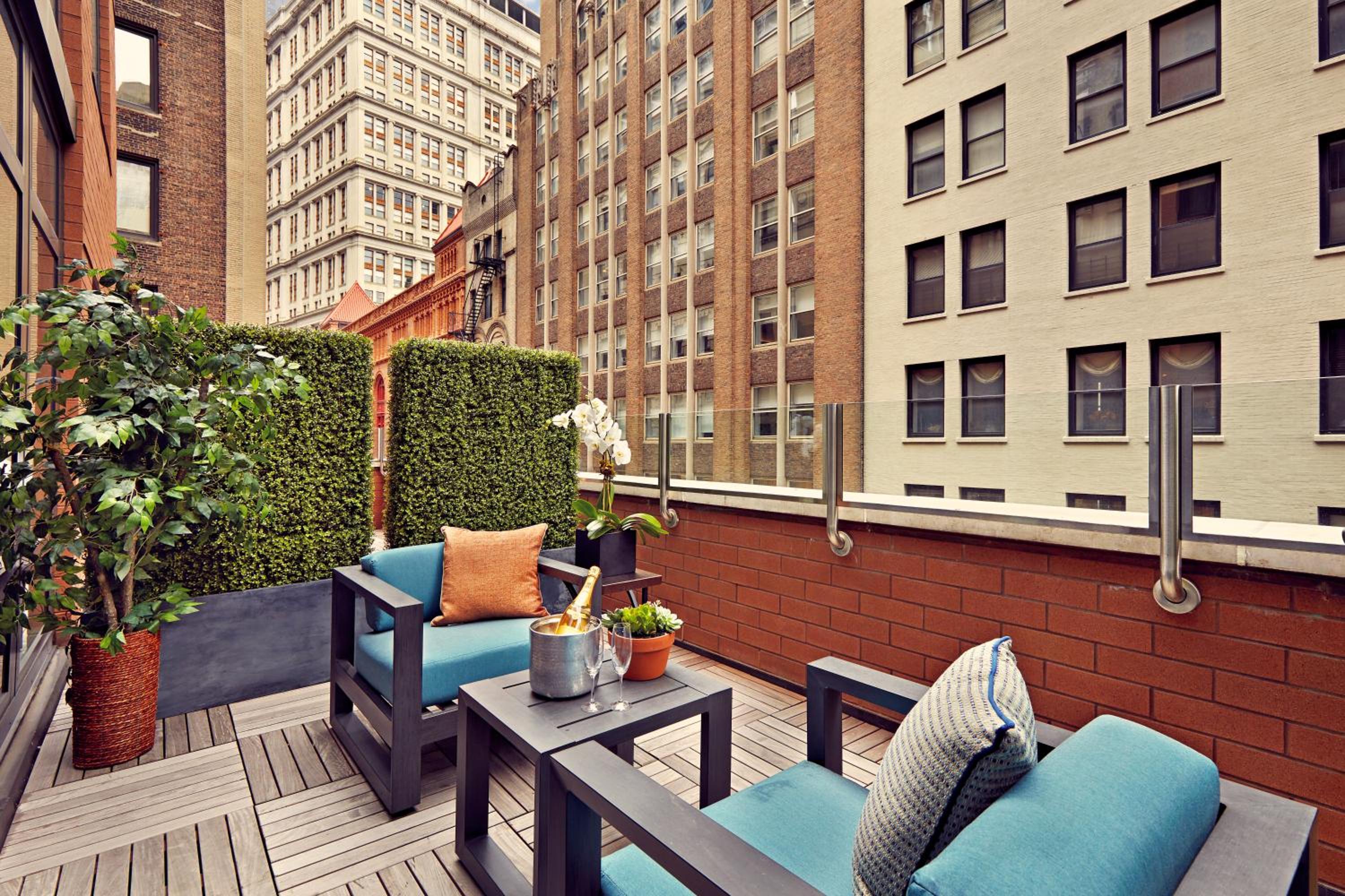 Deluxe King Room with Terrace thumbnail 5