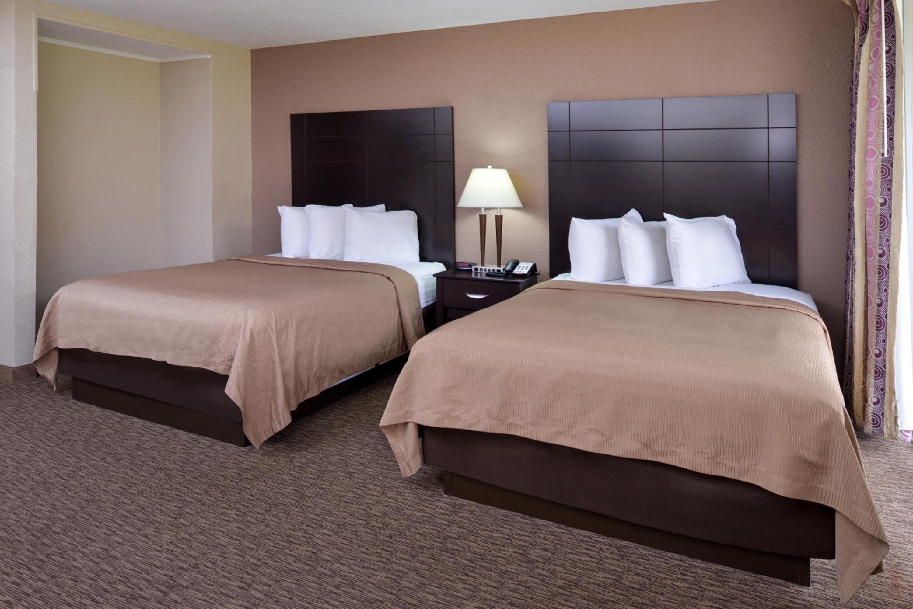 Queen Room with Two Queen Beds photo 3