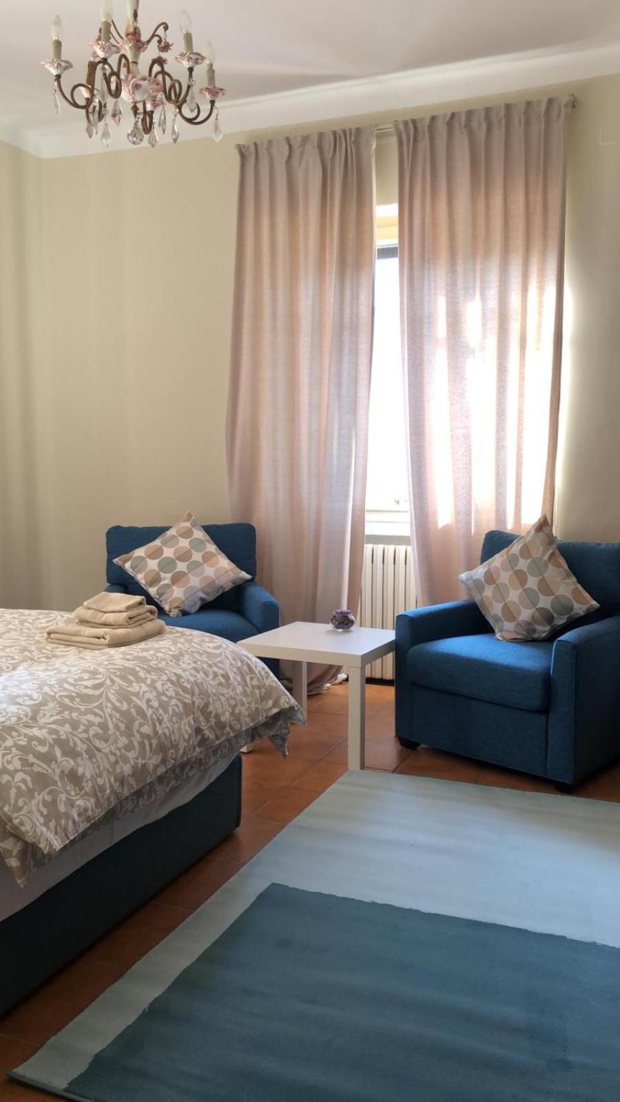 Double Room with Balcony - Photo 8