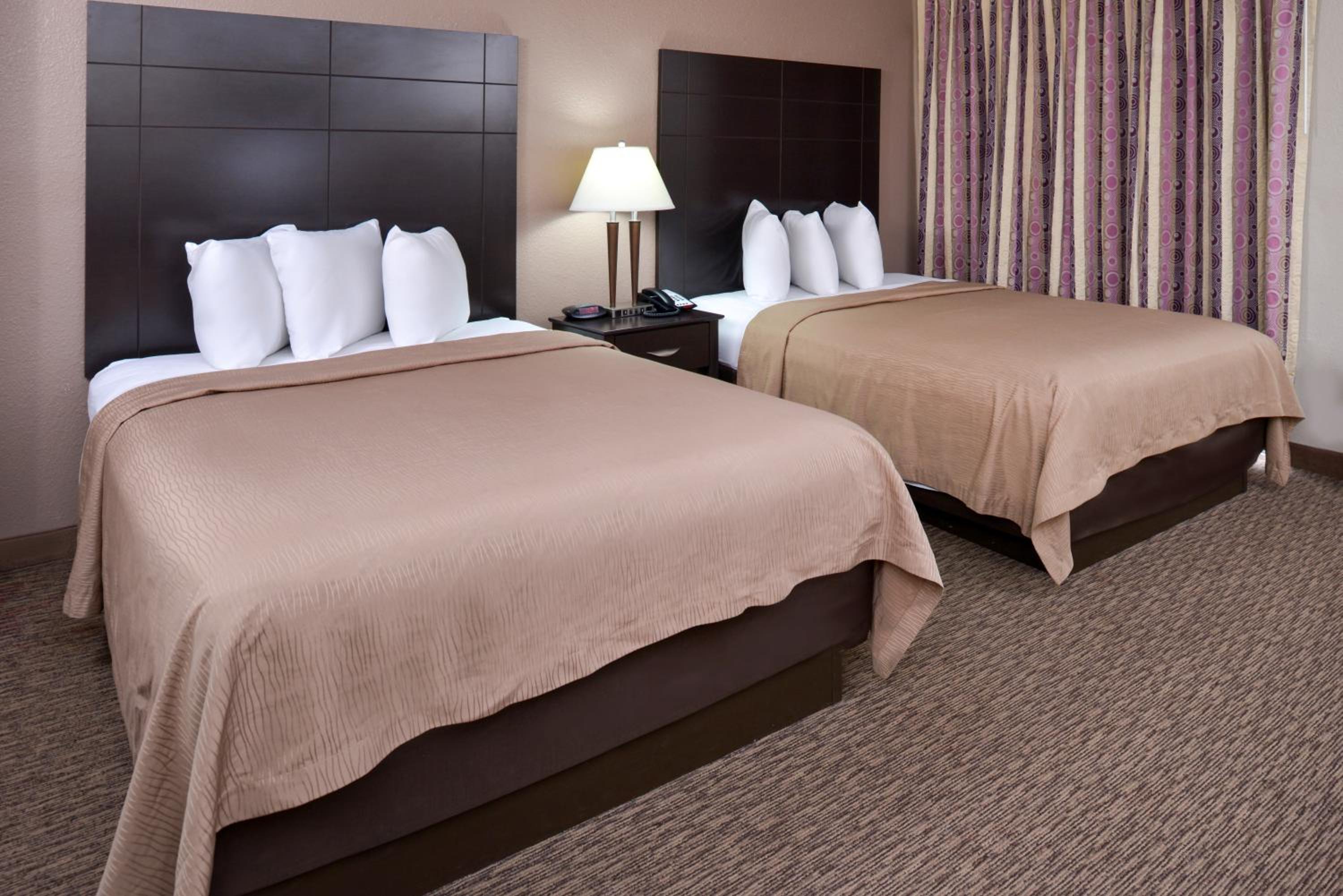 Queen Room with Two Queen Beds photo 1