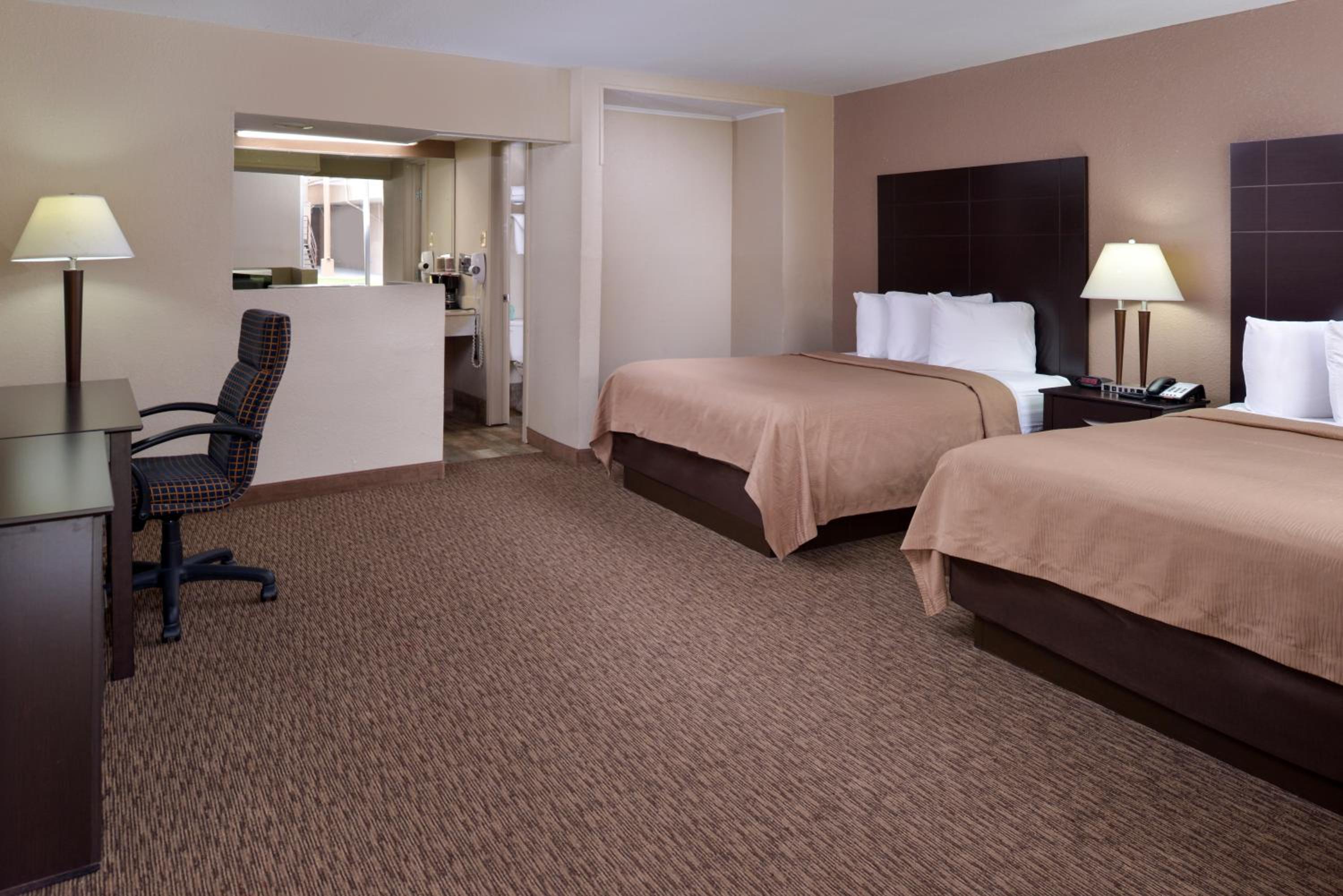Queen Room with Two Queen Beds photo 2