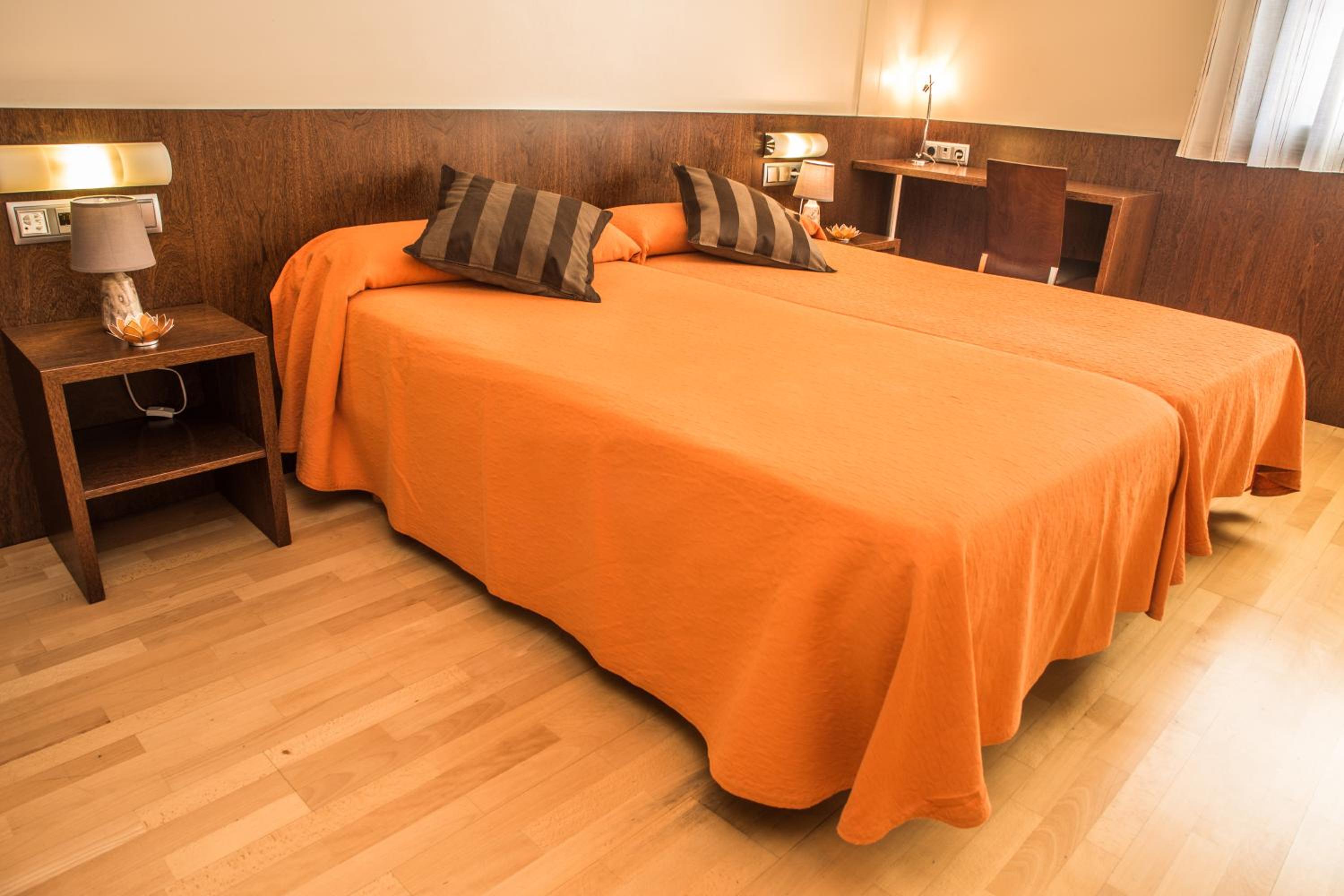 Twin Room - Photo 3