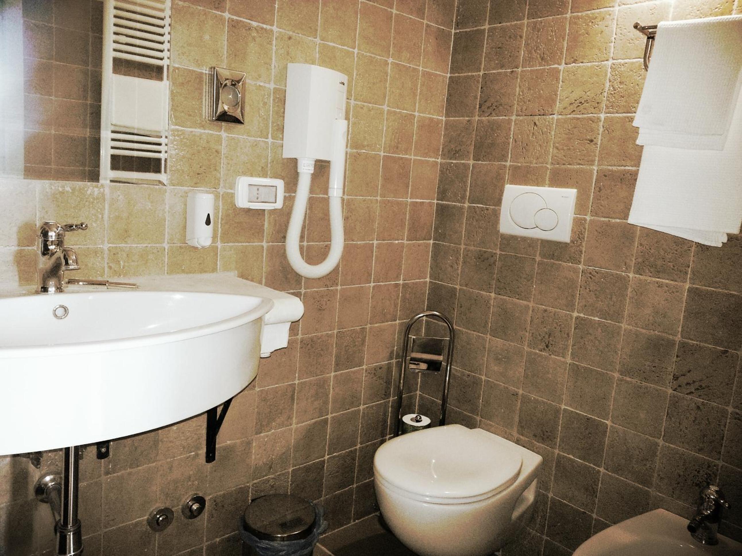 Double or Twin Room - Photo 4