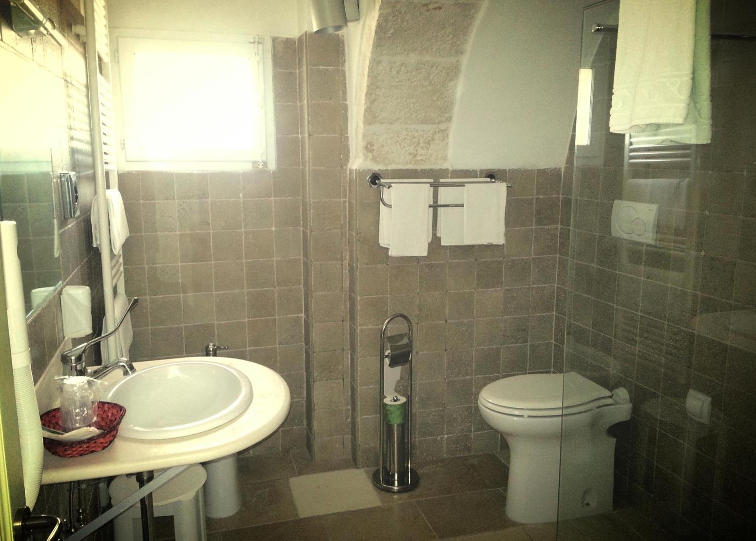 Double or Twin Room - Photo 6