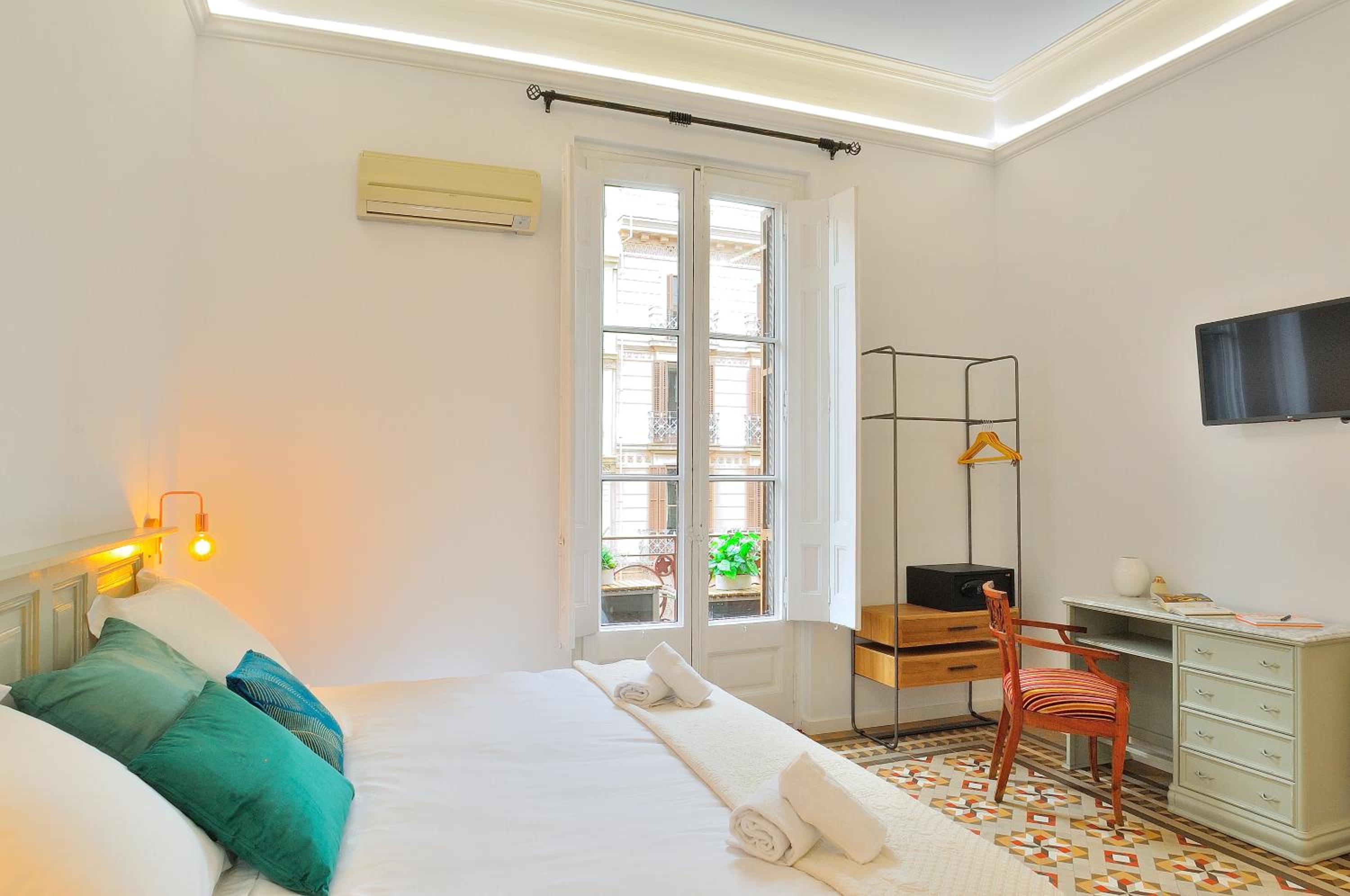 Double or Twin Room with Balcony and Shared Bathroom photo 2