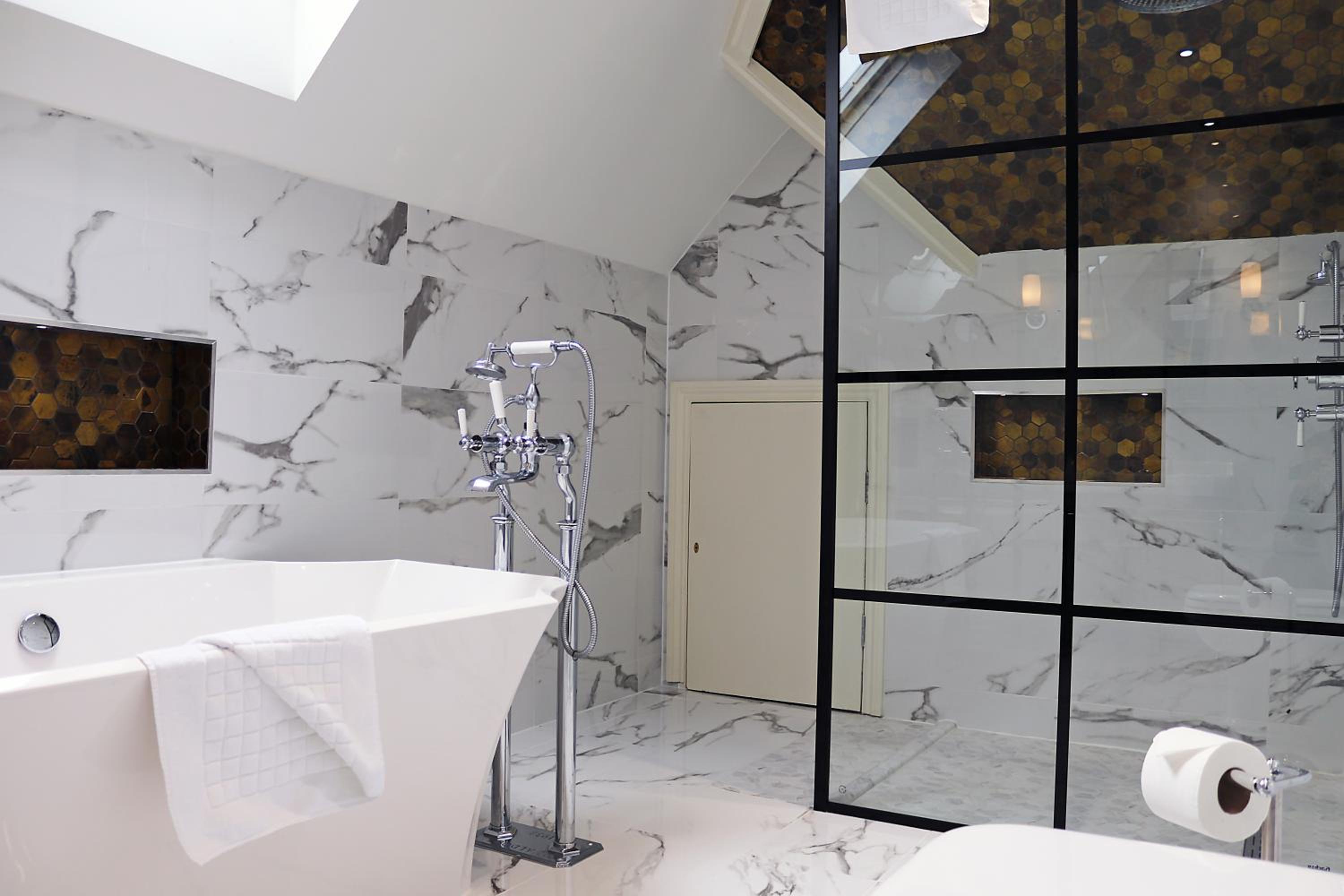 Executive Suite - Photo 4