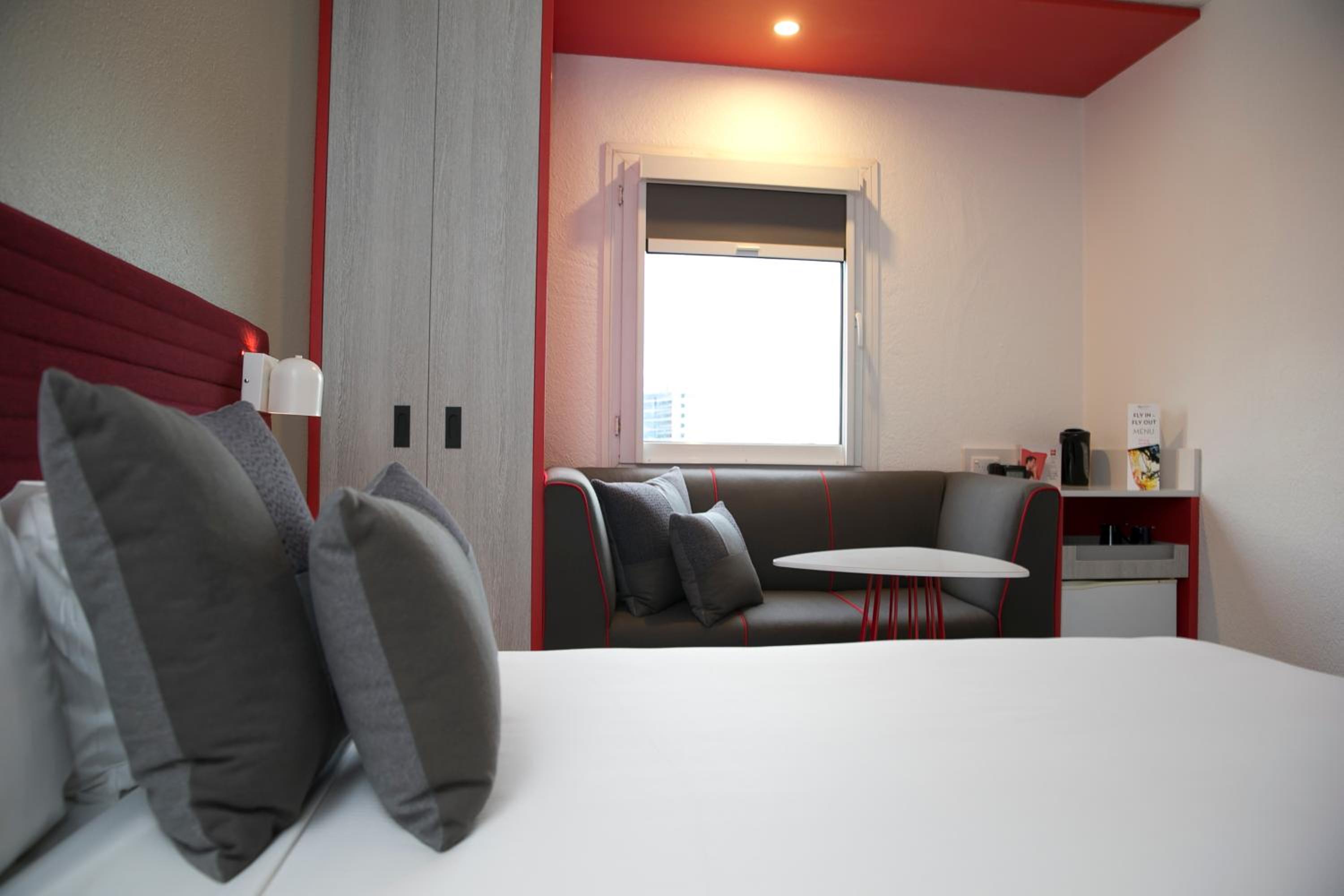 Superior King Room thumbnail 5