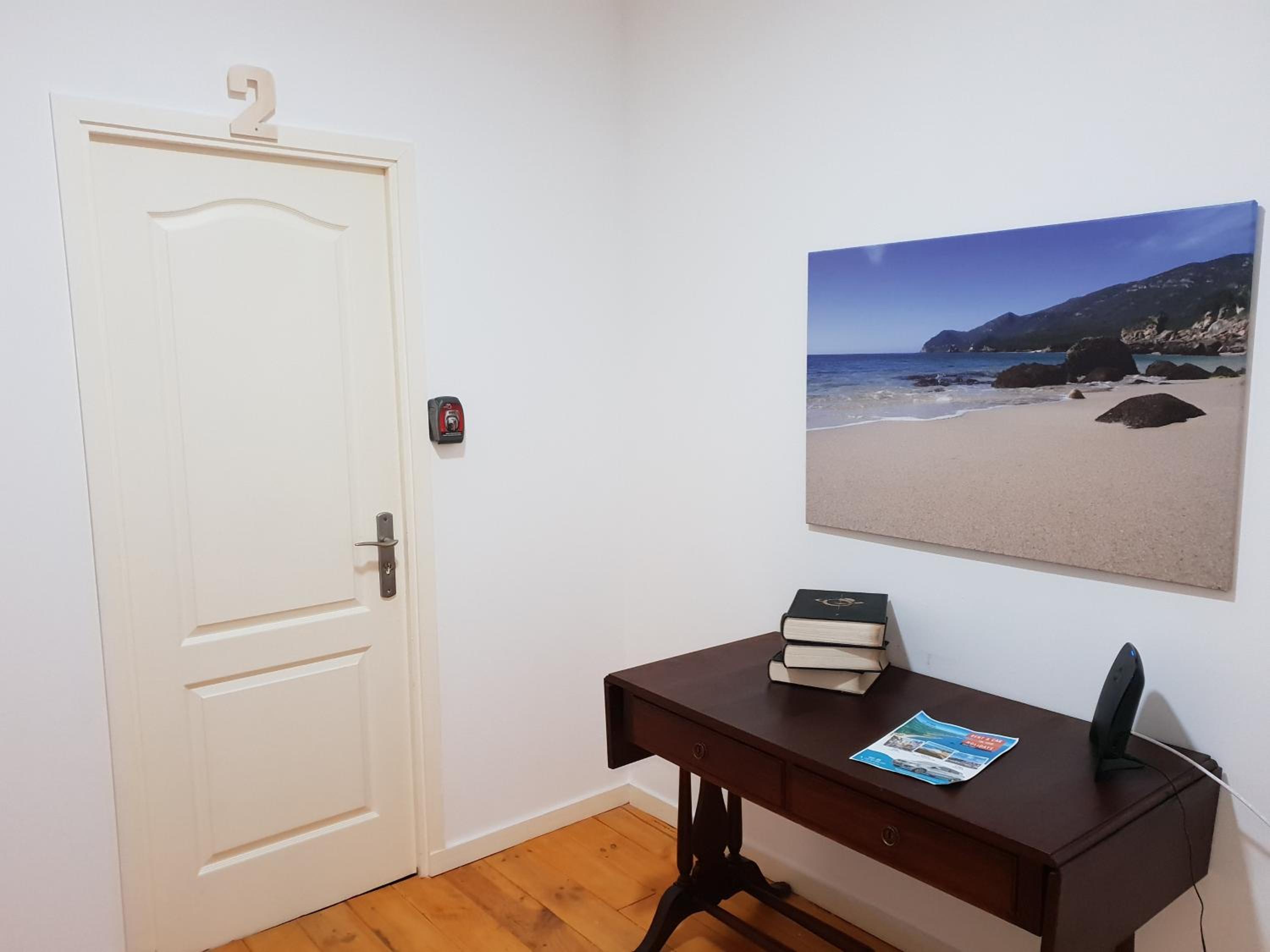 One-Bedroom Apartment with City View - Photo 4