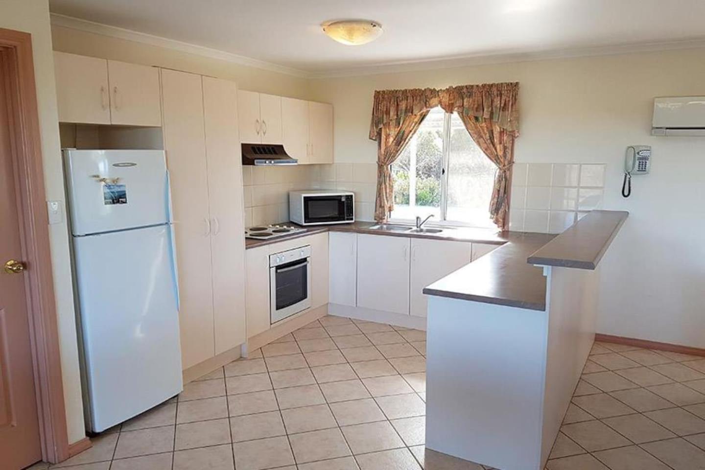 Four-Bedroom House photo 2