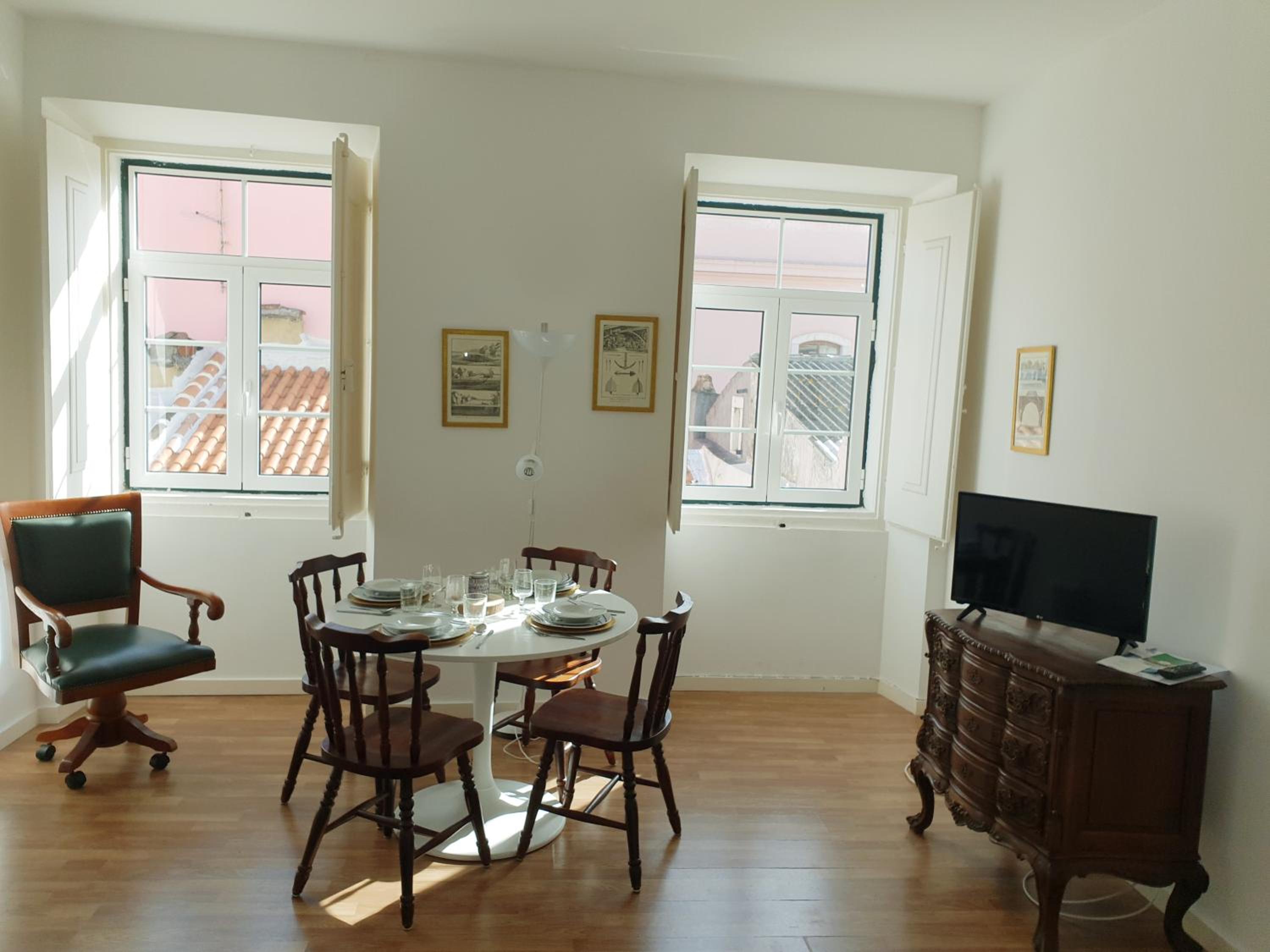 One-Bedroom Apartment with City View - Photo 2