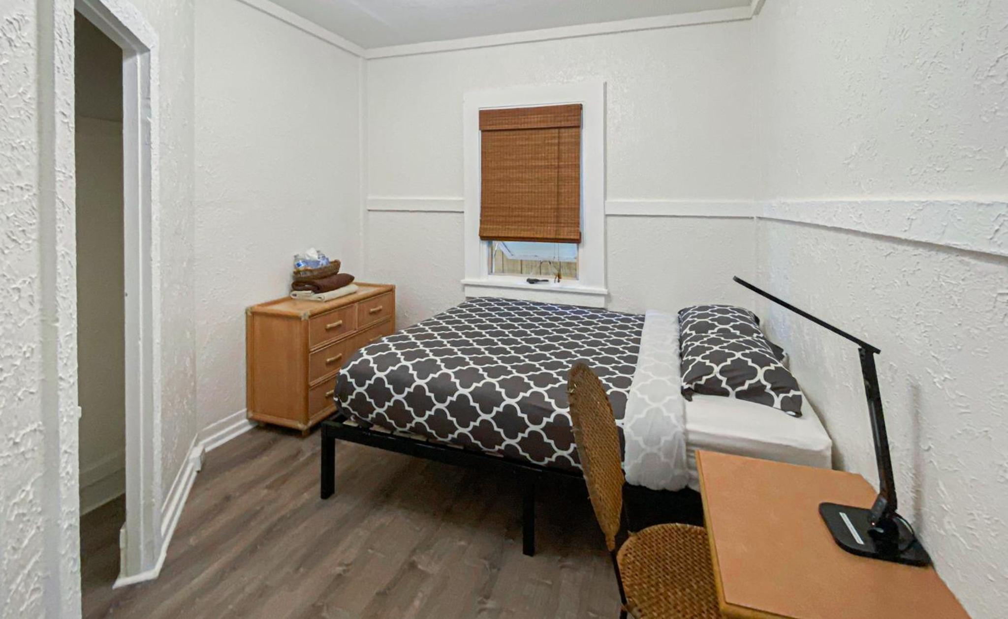 Queen Room photo 1