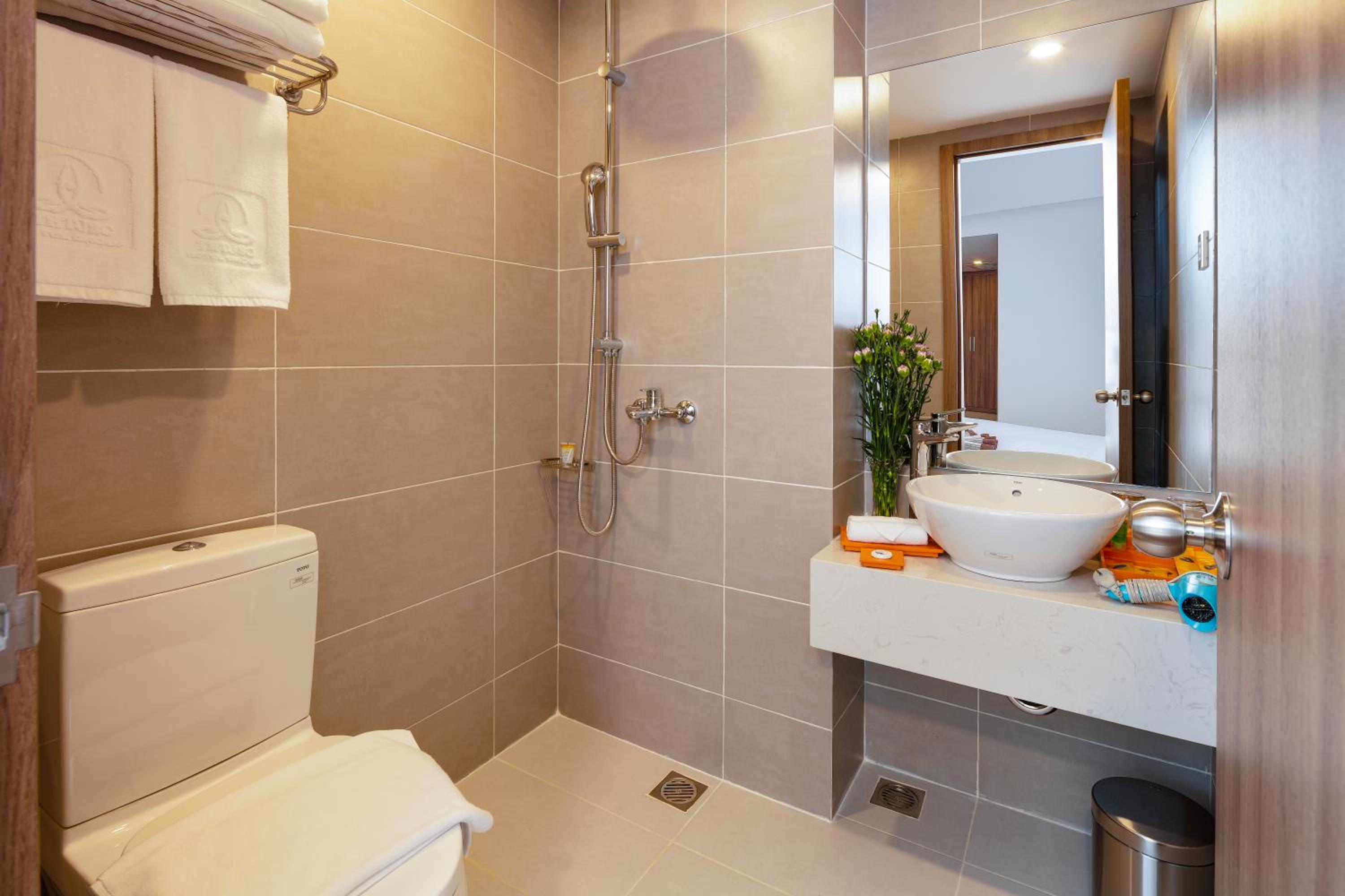 Superior Double or Twin Room with No Window - Photo 10