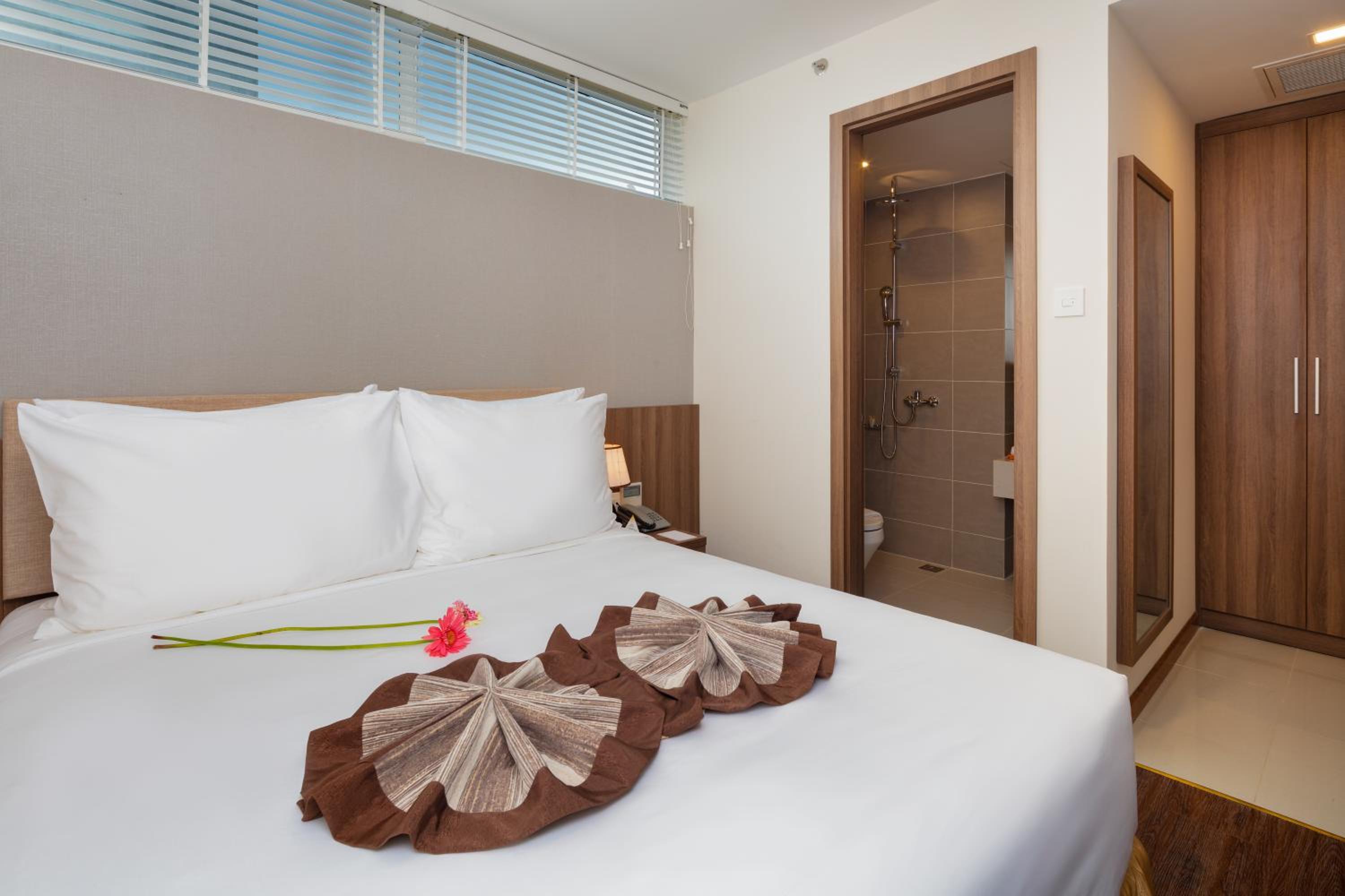 Standard Double Room with no Window - Photo 1