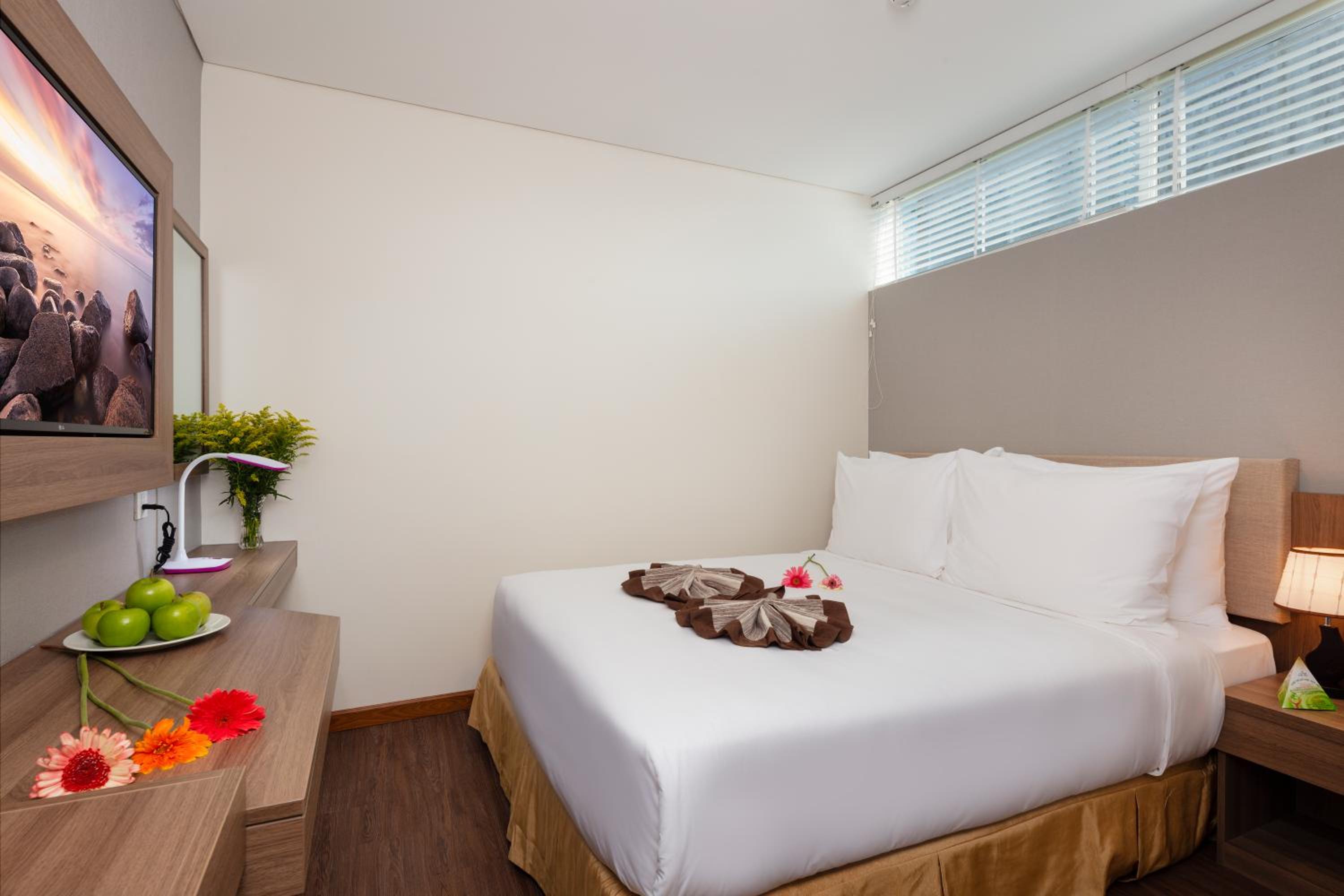 Standard Double Room with no Window - Photo 2