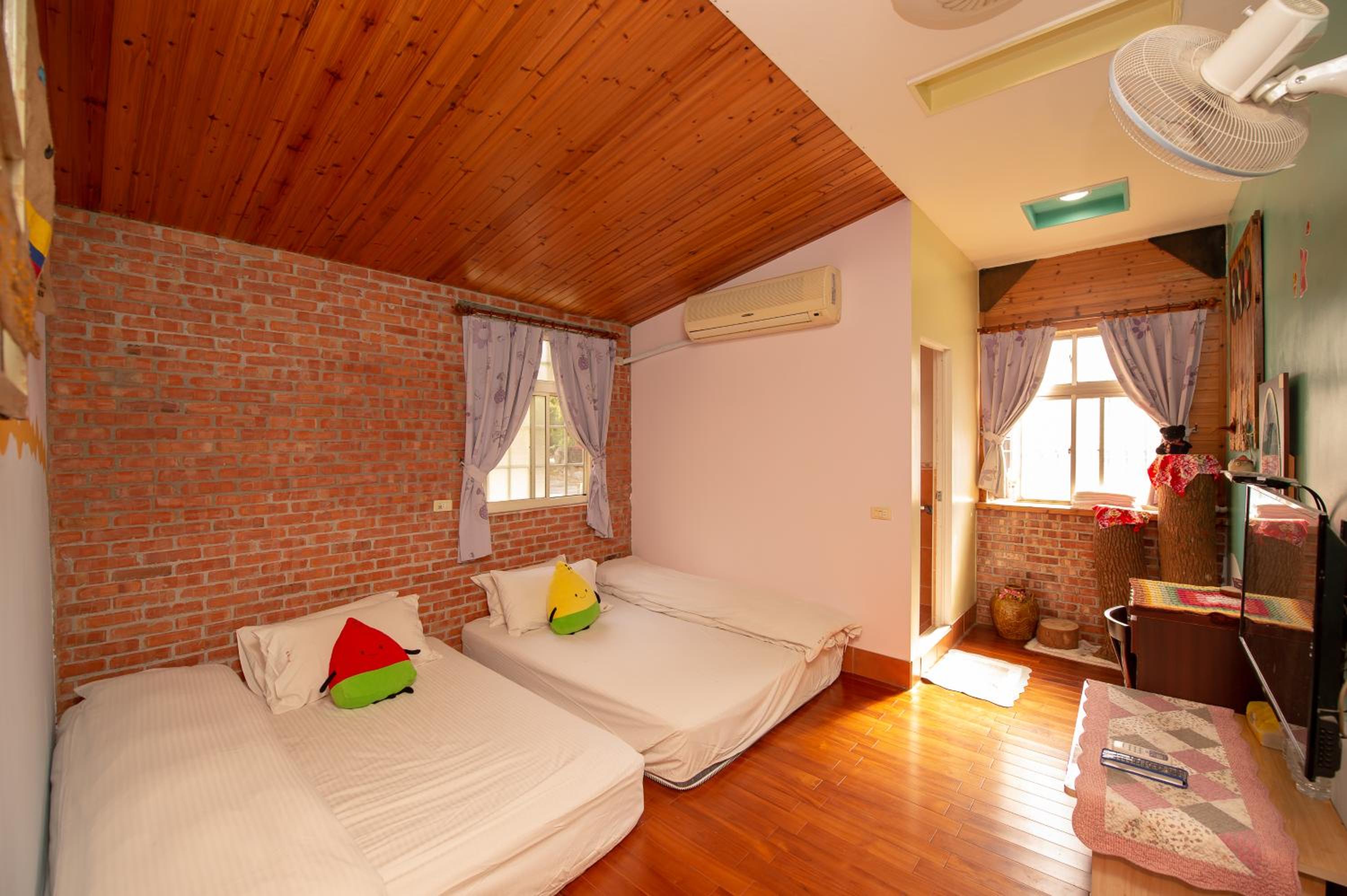 Quadruple Room with Private Bathroom photo 2