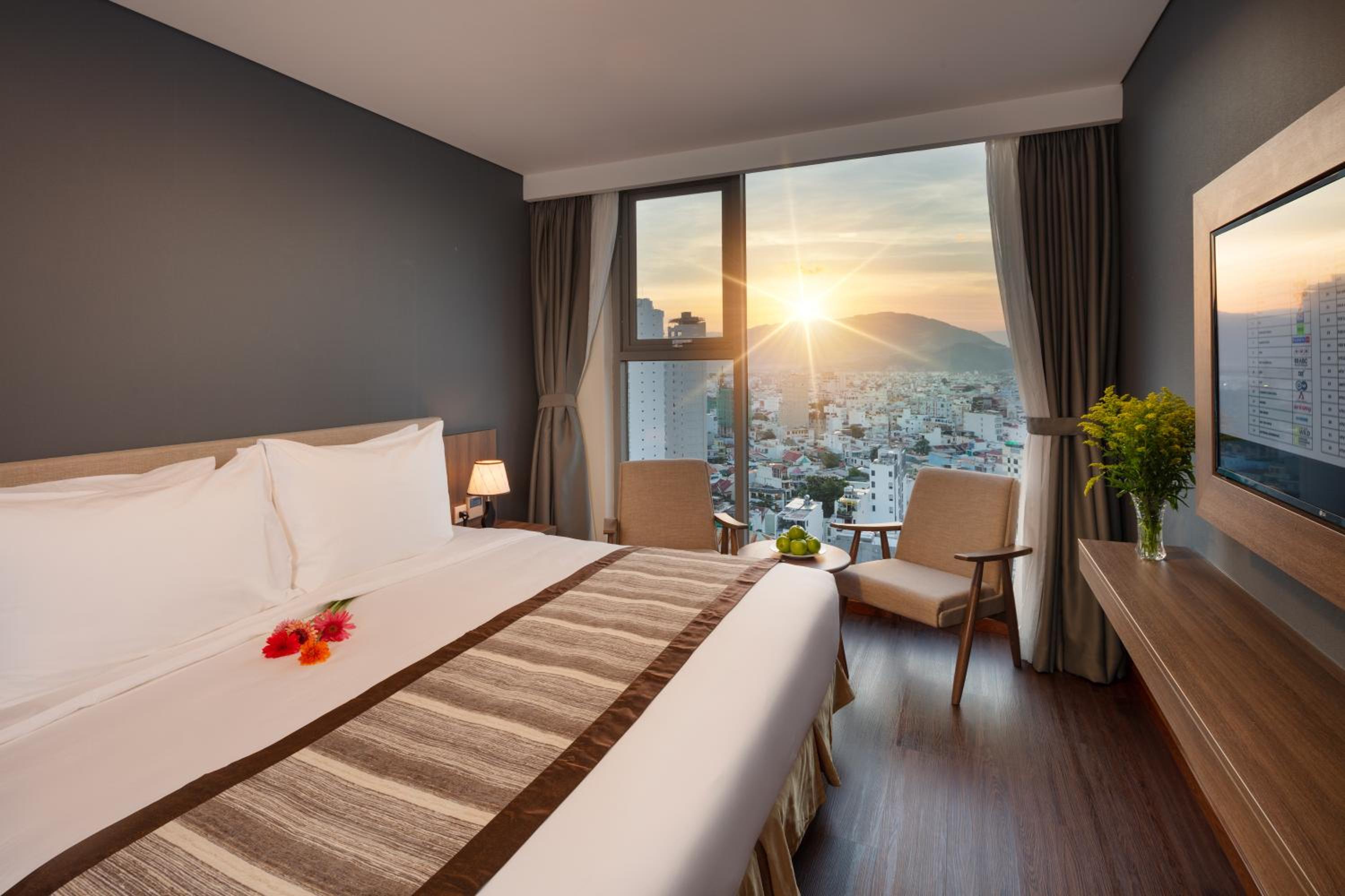 Deluxe Double or Twin Room with City View - Photo 2