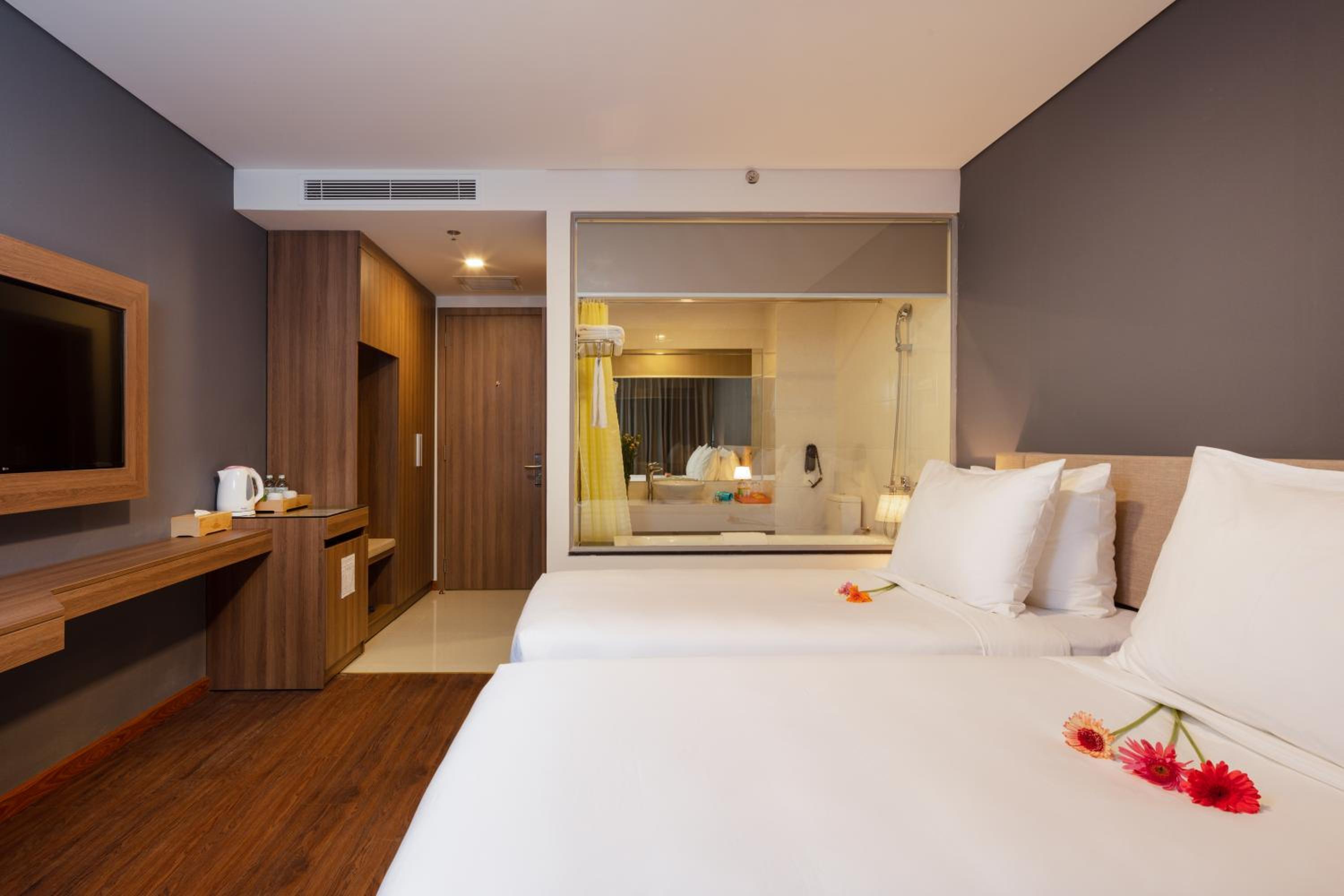 Deluxe Double or Twin Room with City View - Photo 6