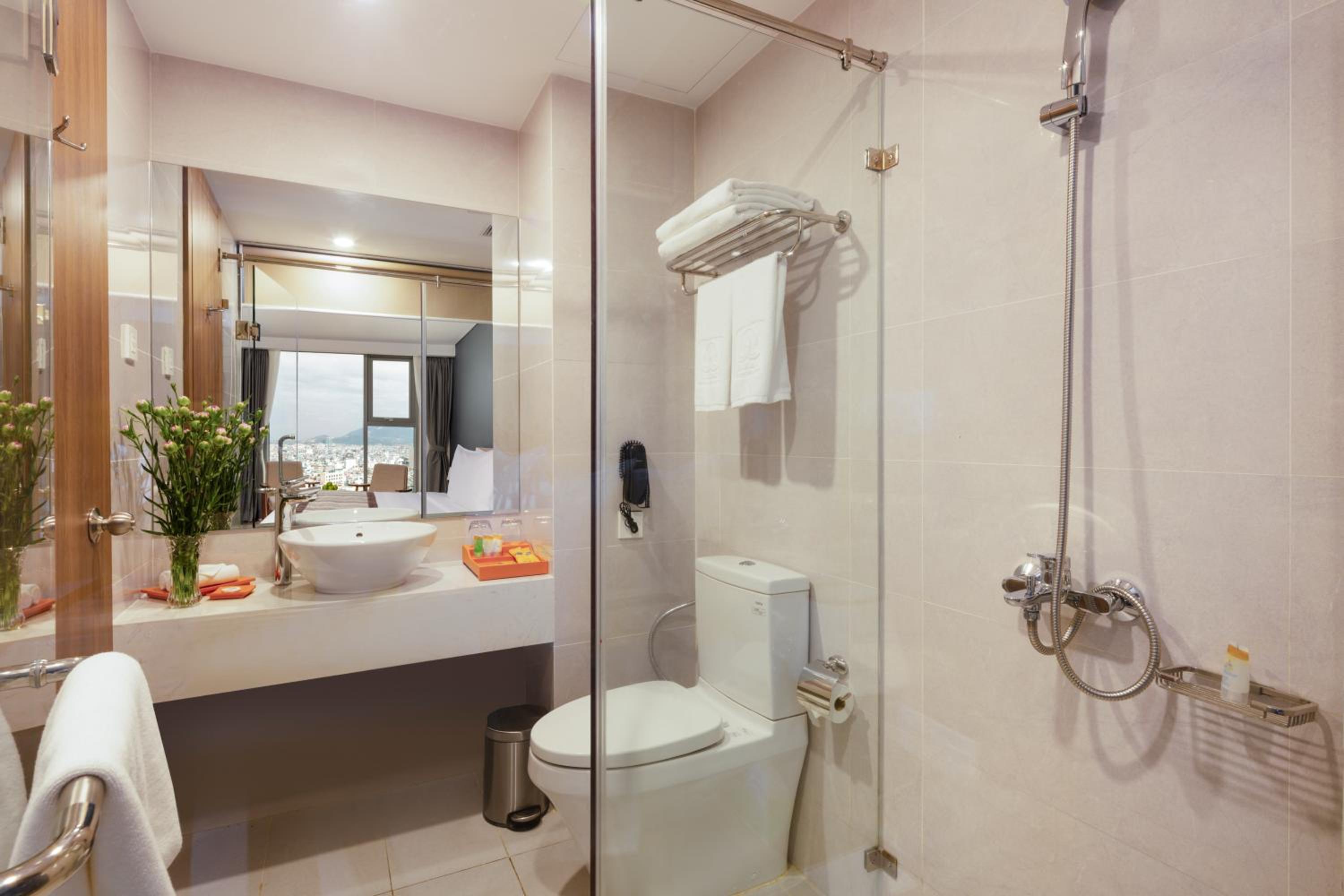 Deluxe Double or Twin Room with City View - Photo 10