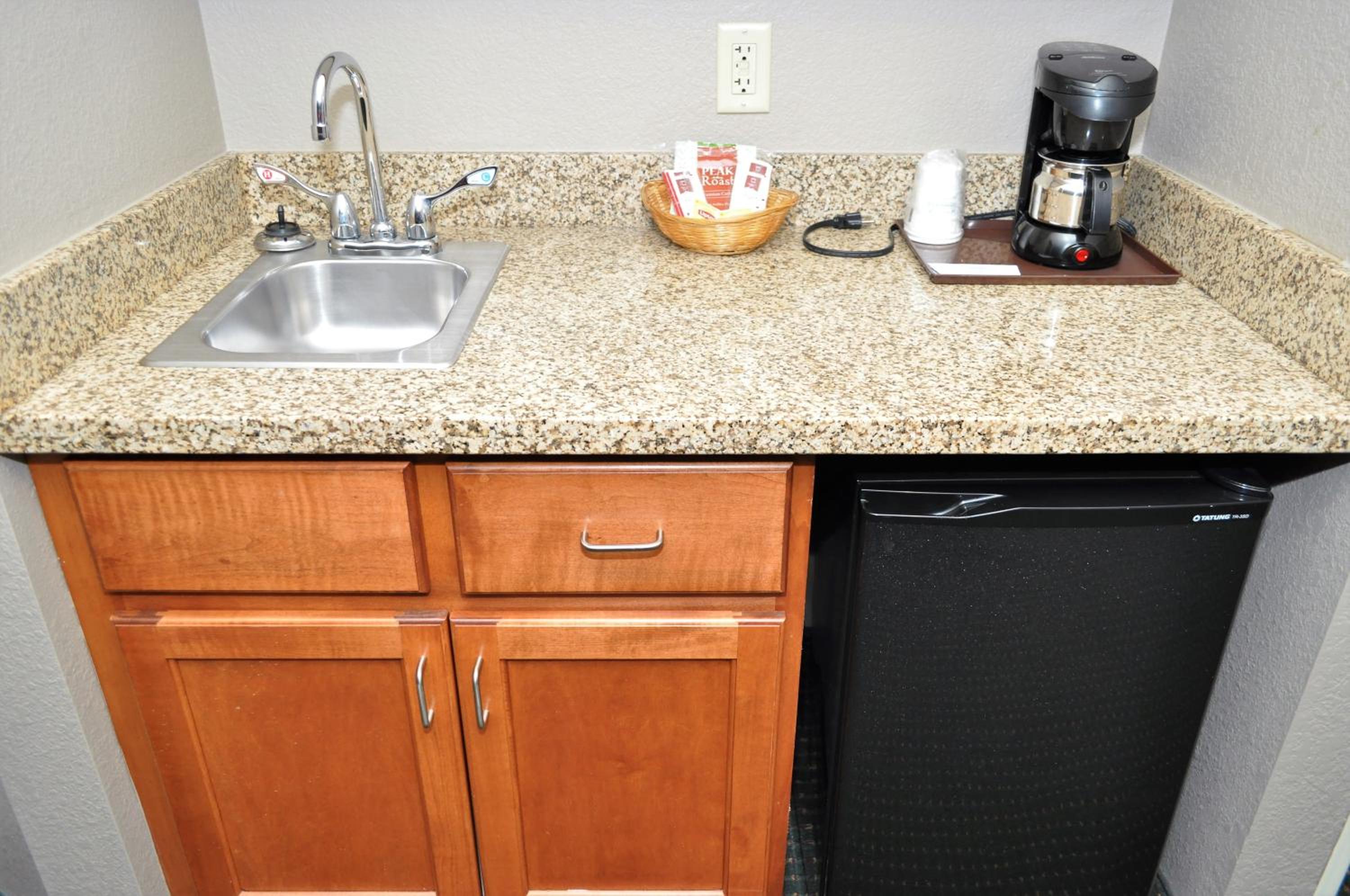 1 King Bed, Pet Friendly, Studio Premier Suite, Non-Smoking - Photo 3