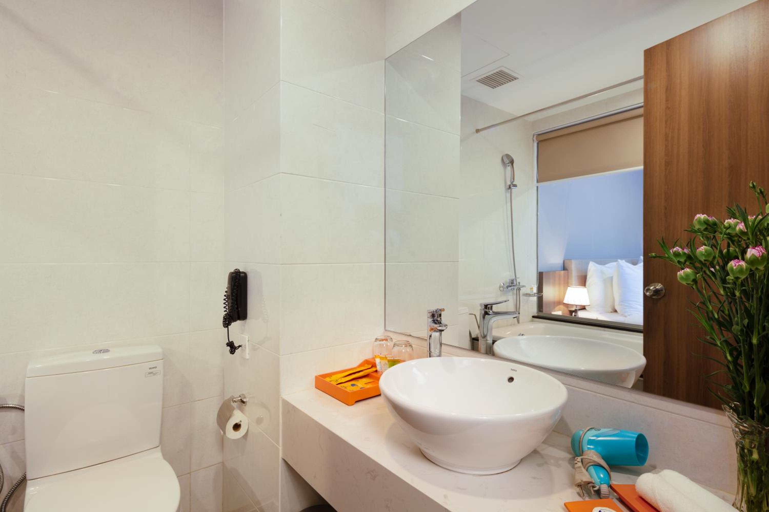 Standard Double Room with no Window - Photo 6