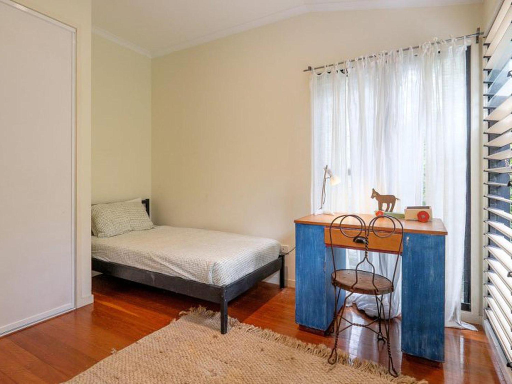 Three-Bedroom House photo 3