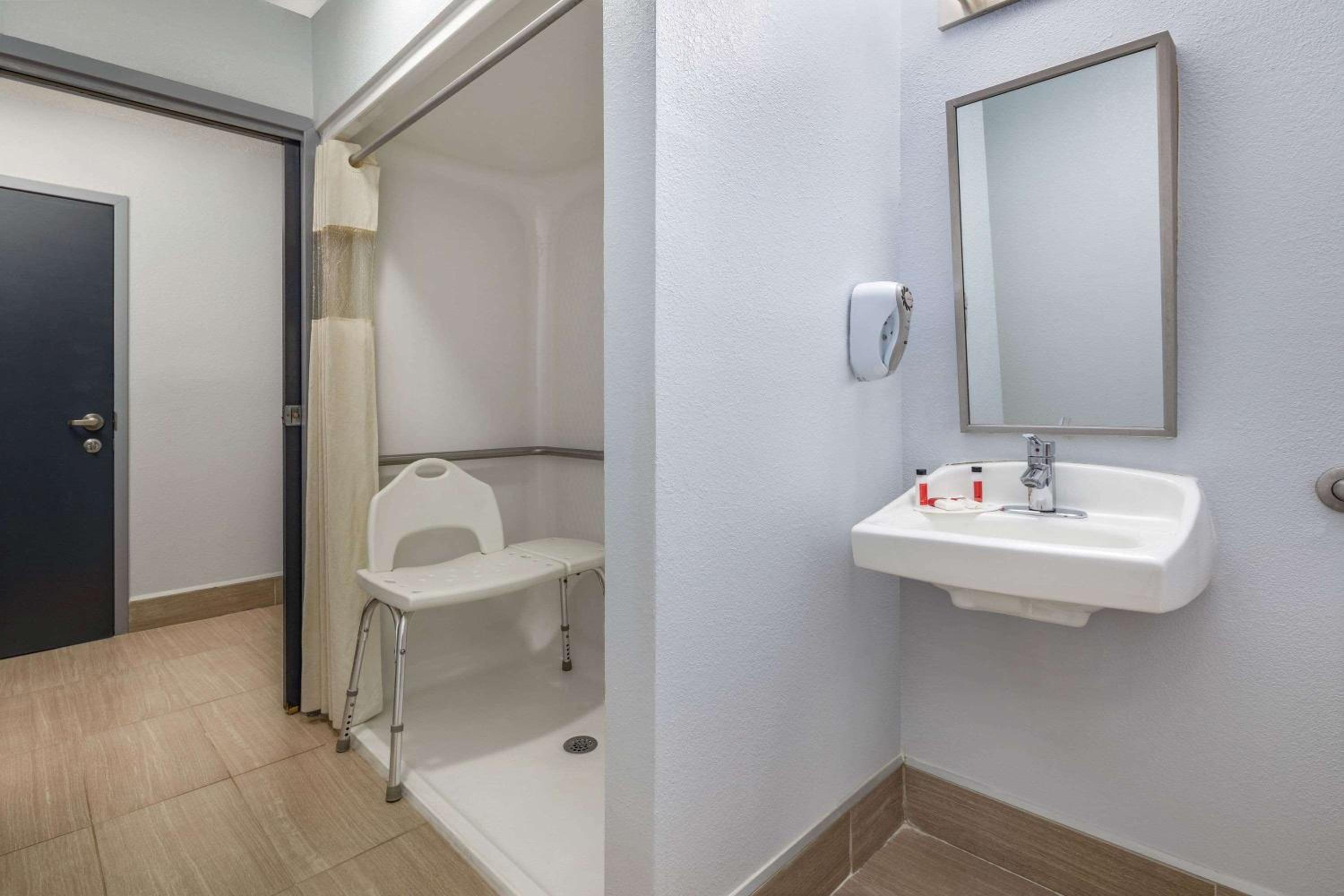 Queen Room - Disability Access/Non-Smoking - Photo 4