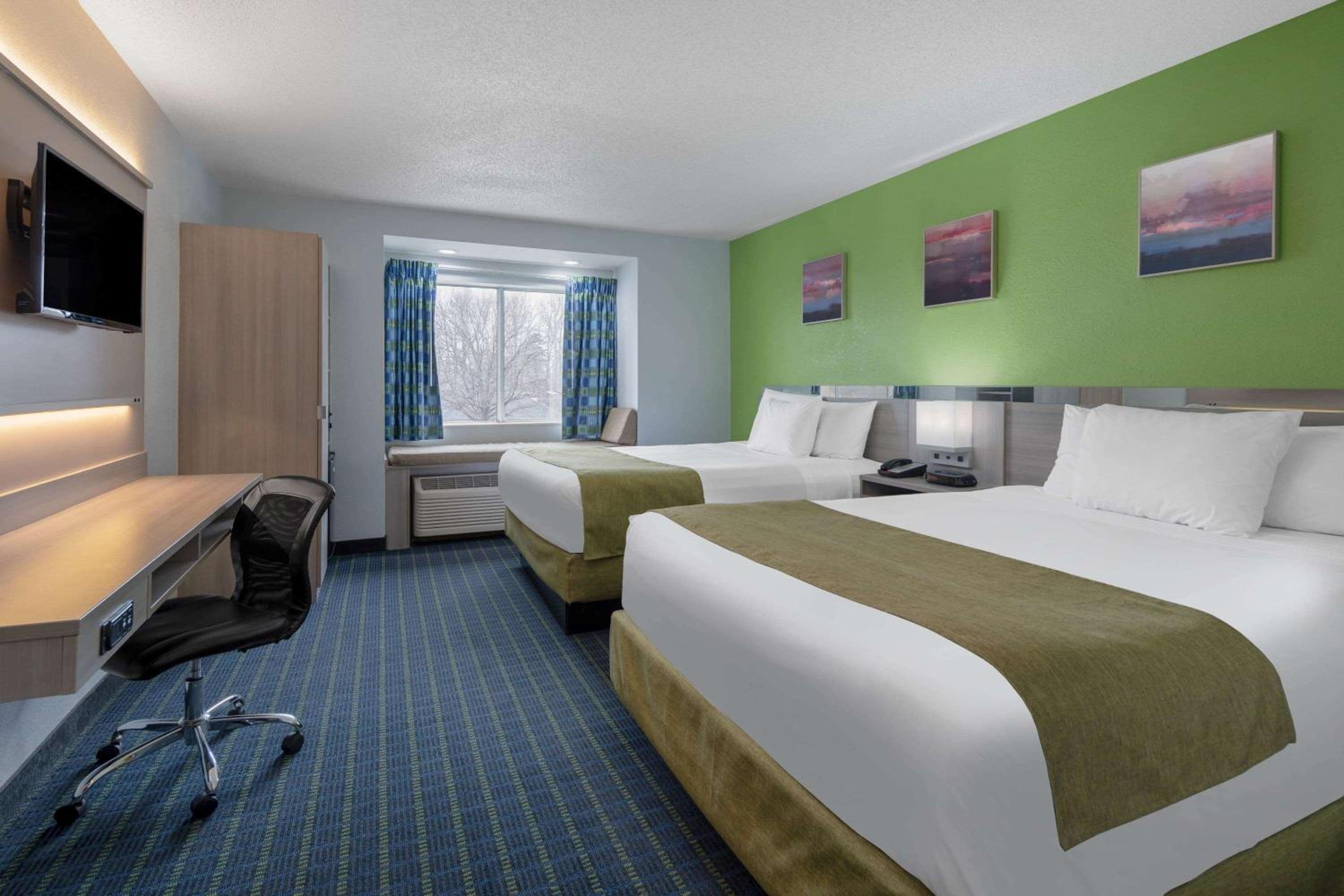 Queen Room with Two Queen Beds - Non-Smoking - Photo 2