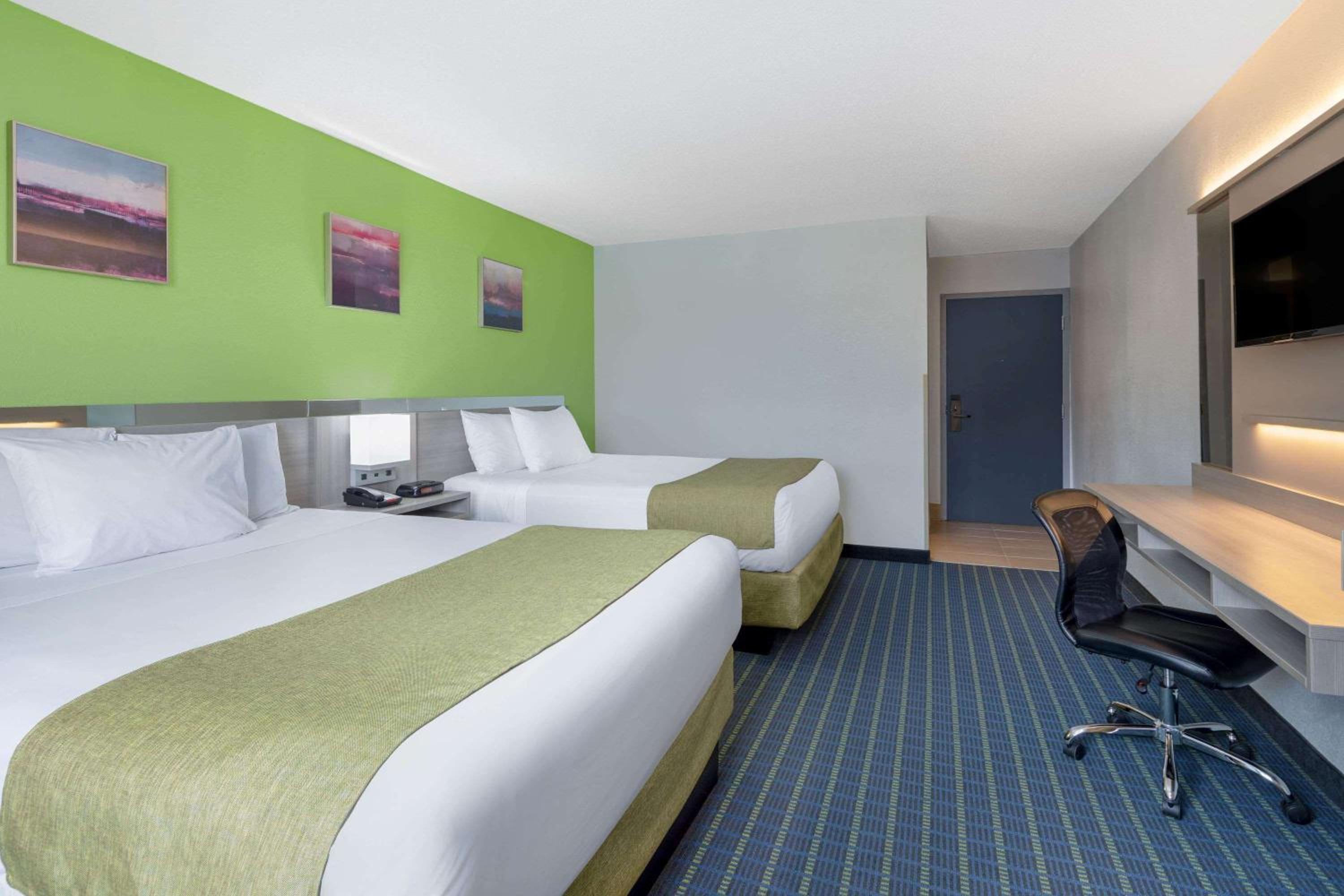 Queen Room with Two Queen Beds - Non-Smoking - Photo 3