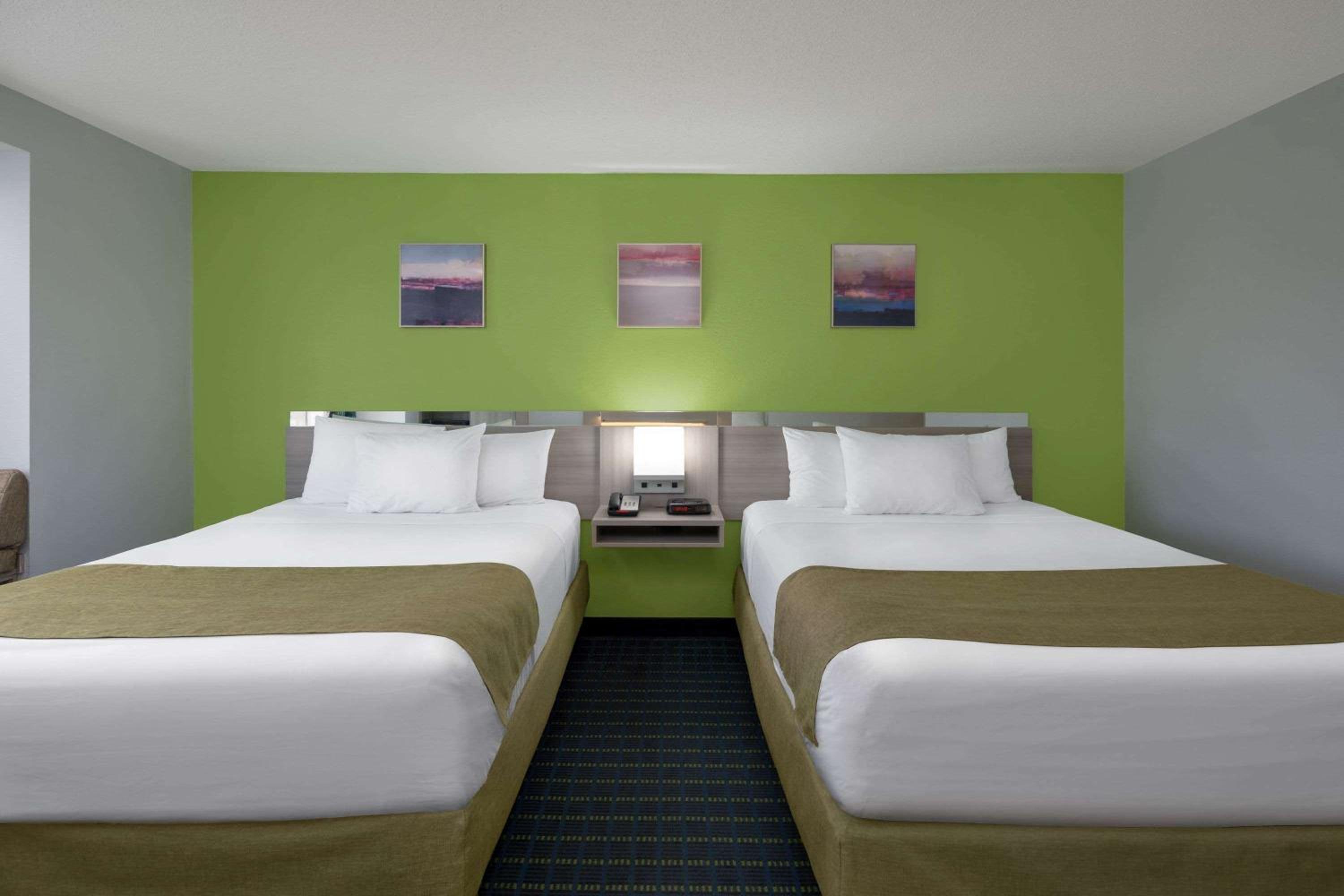 Queen Room with Two Queen Beds - Non-Smoking - Photo 1