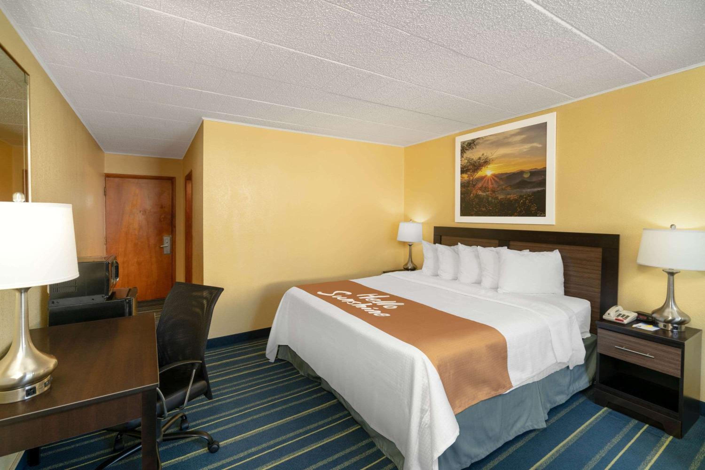 King Room - Non-Smoking - Photo 1