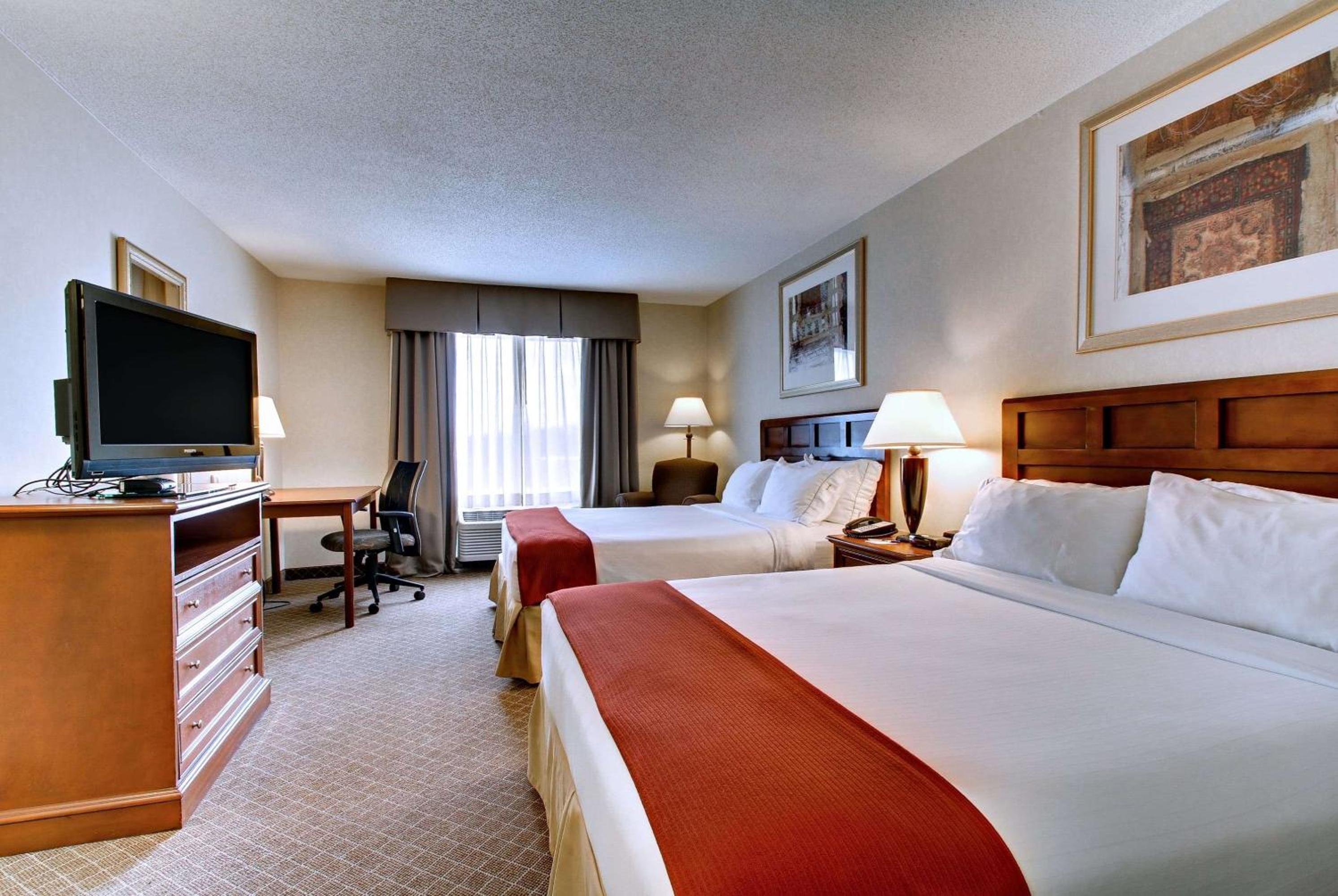 Queen Room with Two Queen Beds - Non-Smoking - Photo 1