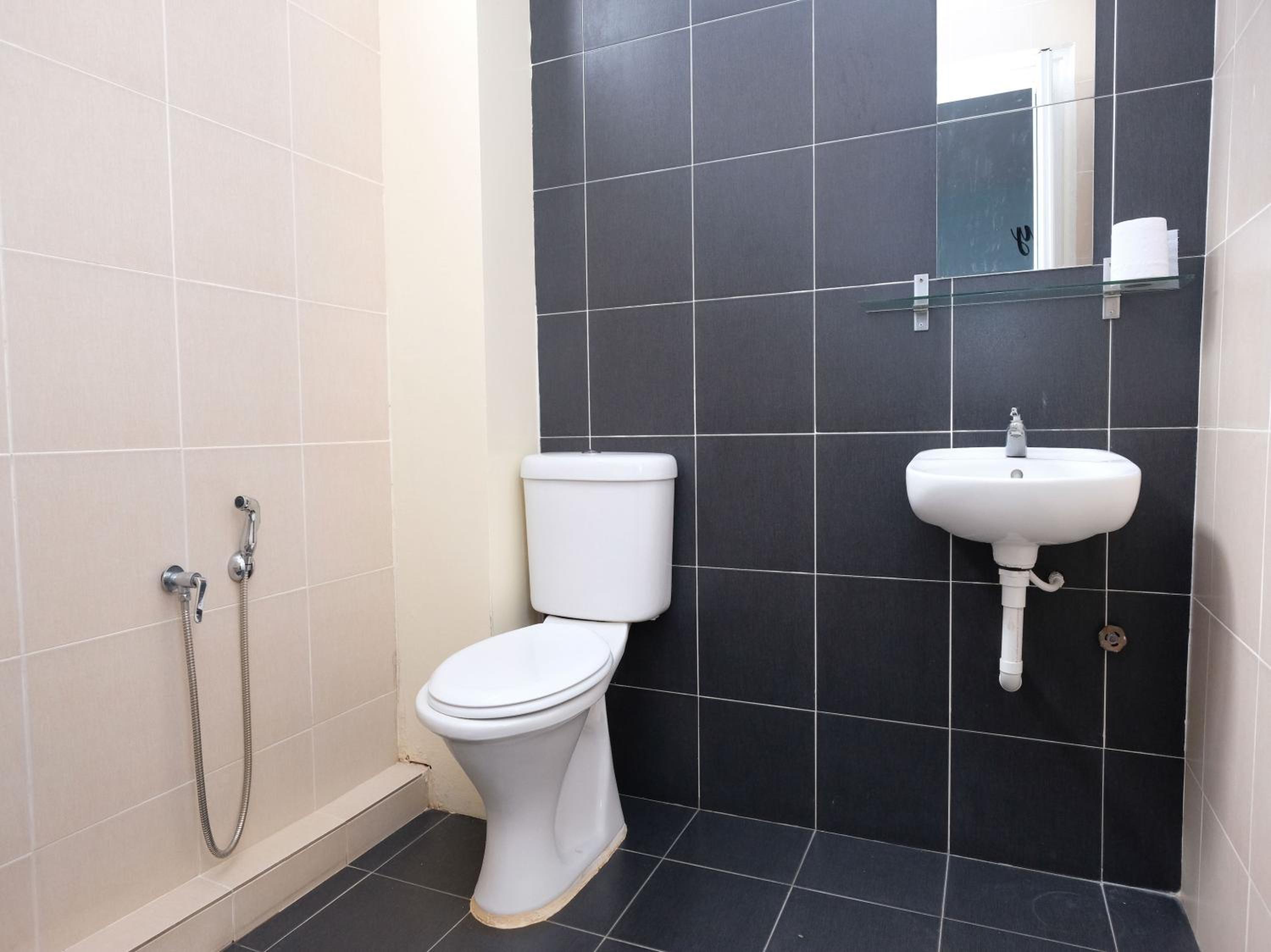 Standard Queen Room (No window)