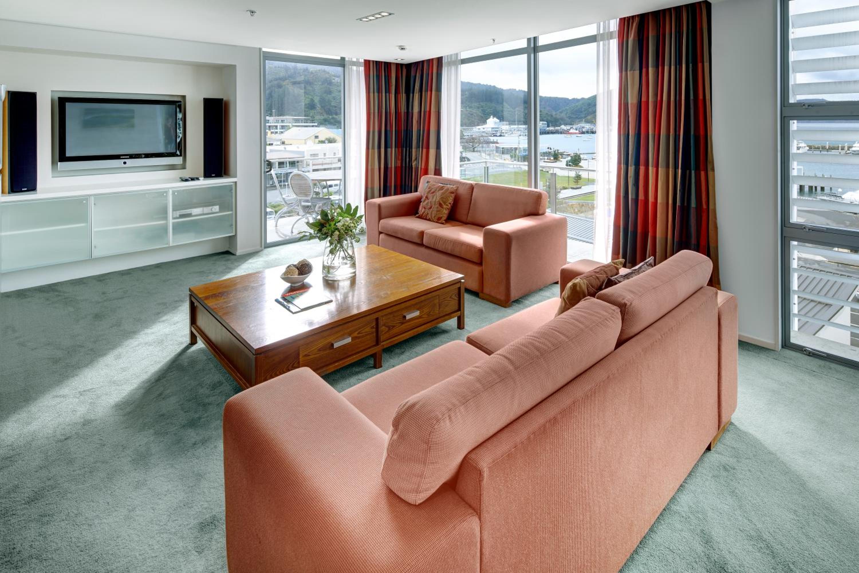 Too Suite - Photo 1