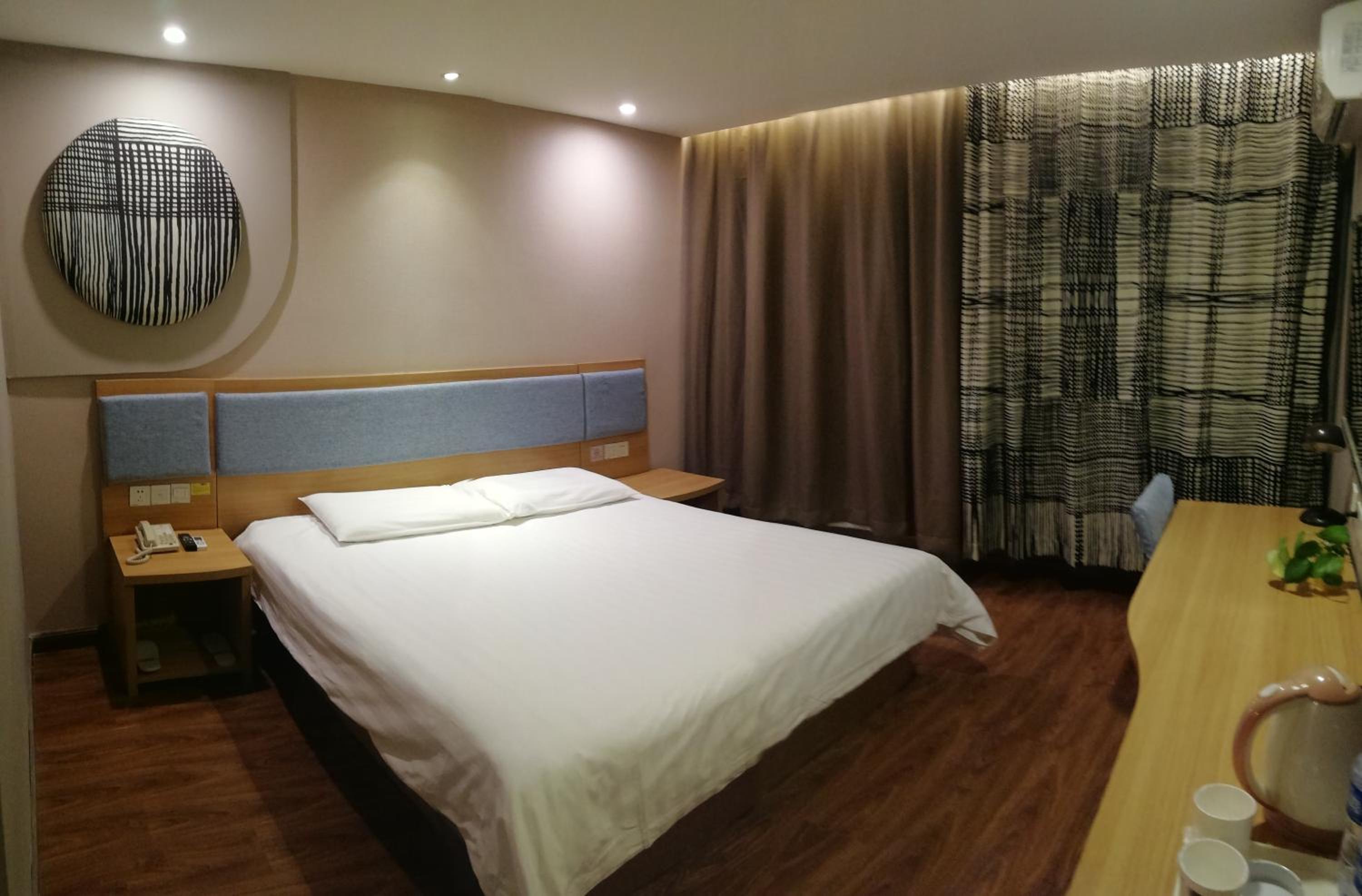 Queen Room photo 1