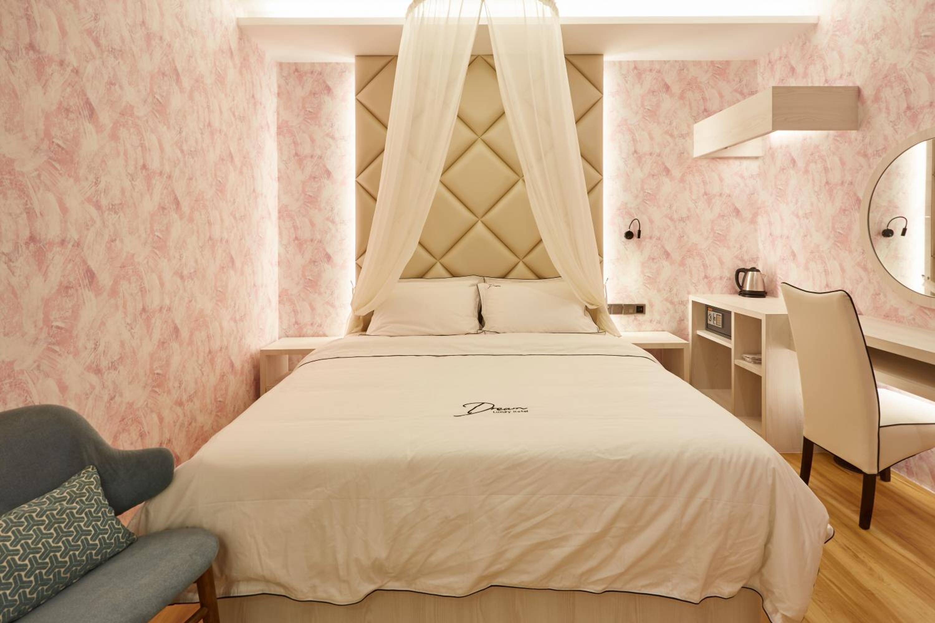 King Room with Spa Bath - Photo 2