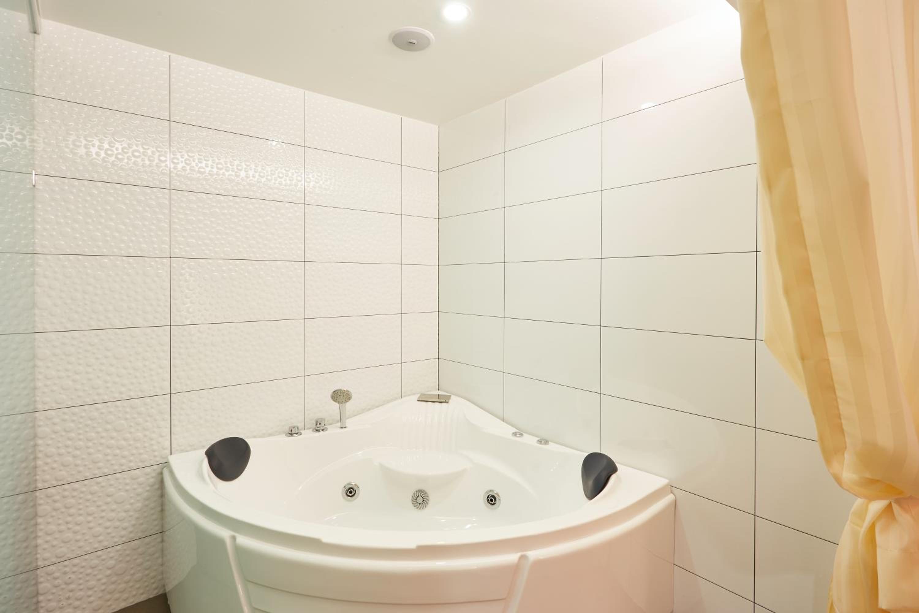 King Room with Spa Bath - Photo 3