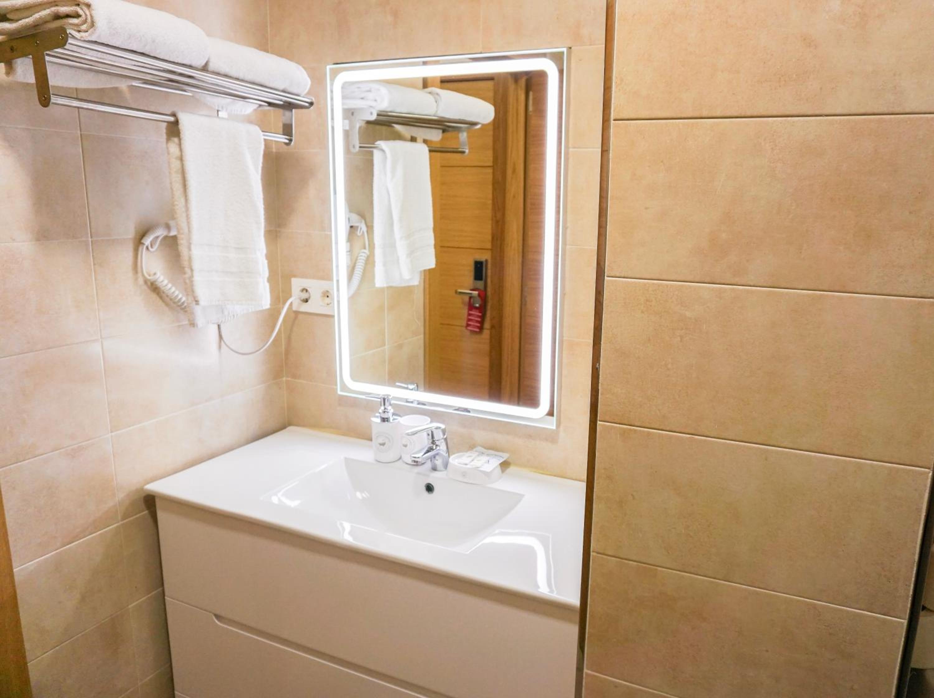 Double Room - Photo 12