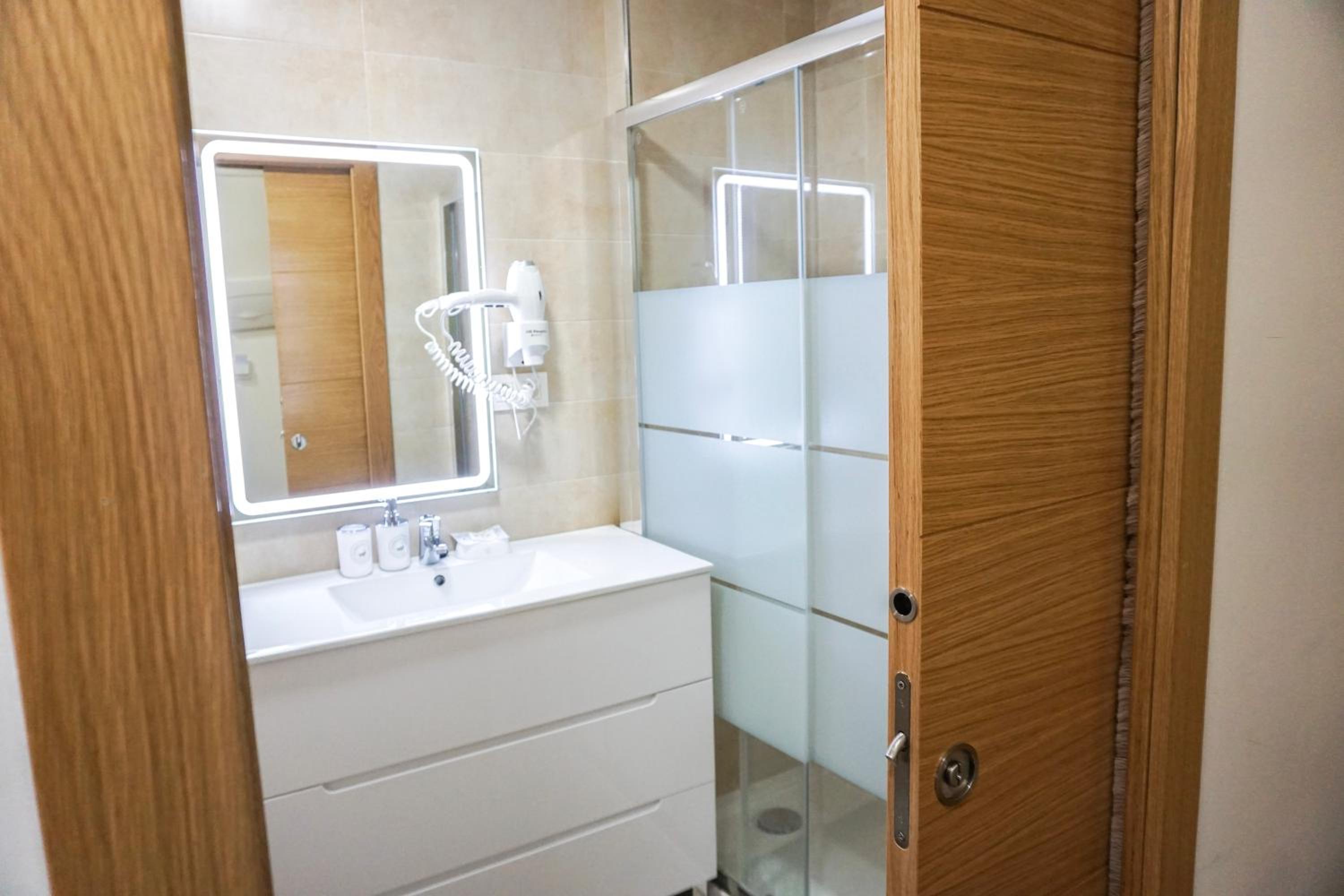 Double Room - Photo 9
