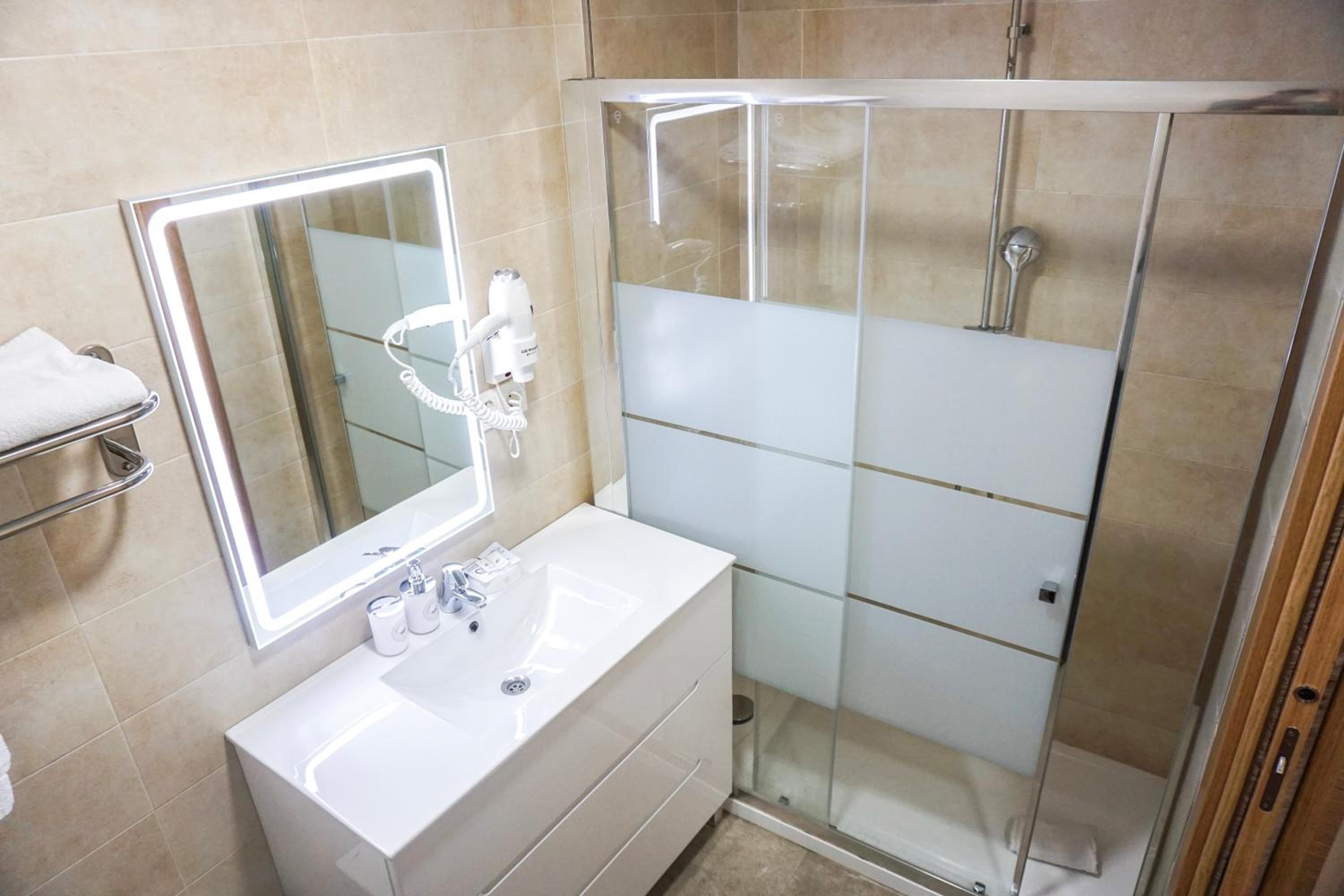 Double Room - Photo 7