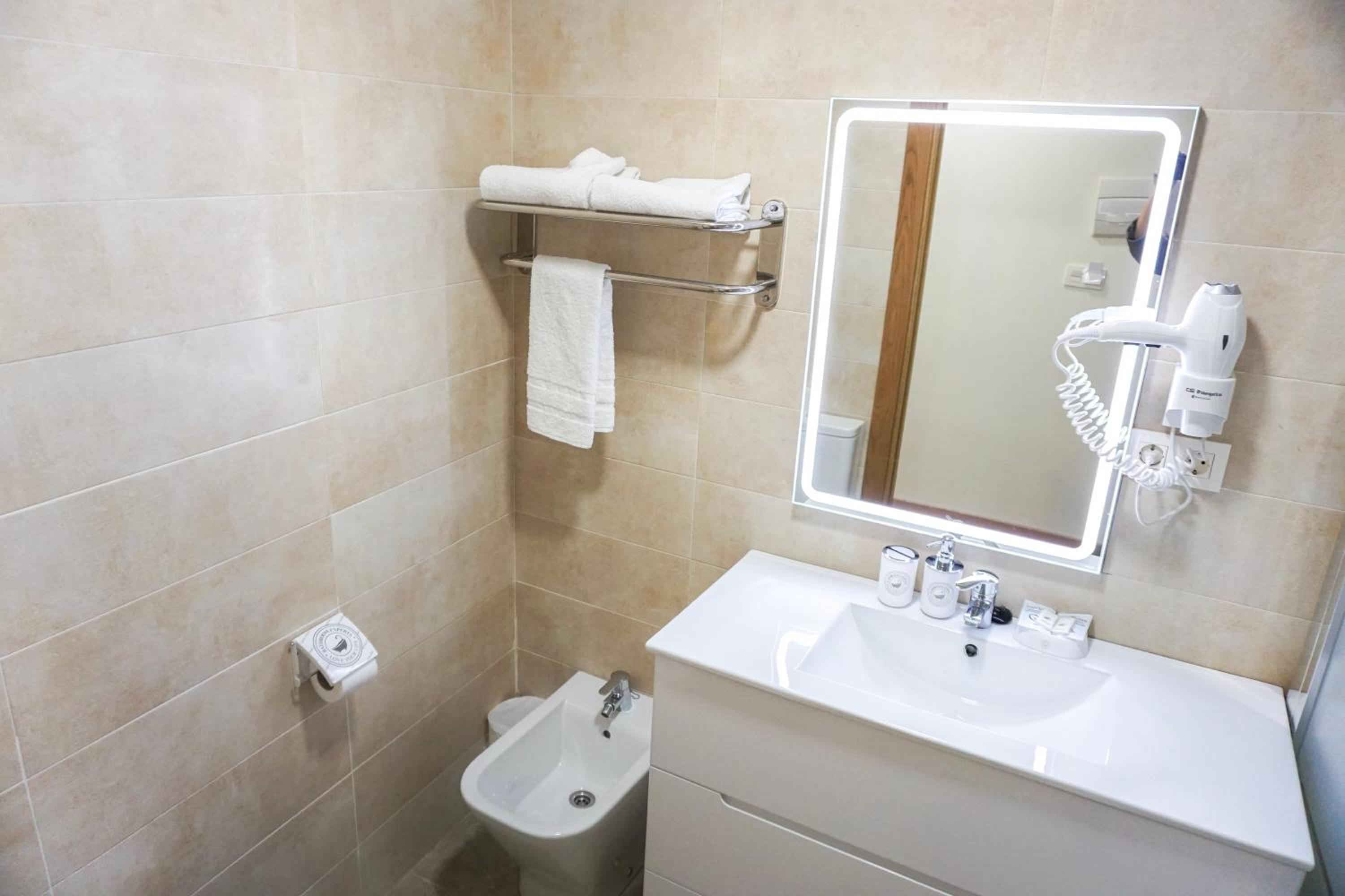 Double Room - Photo 6