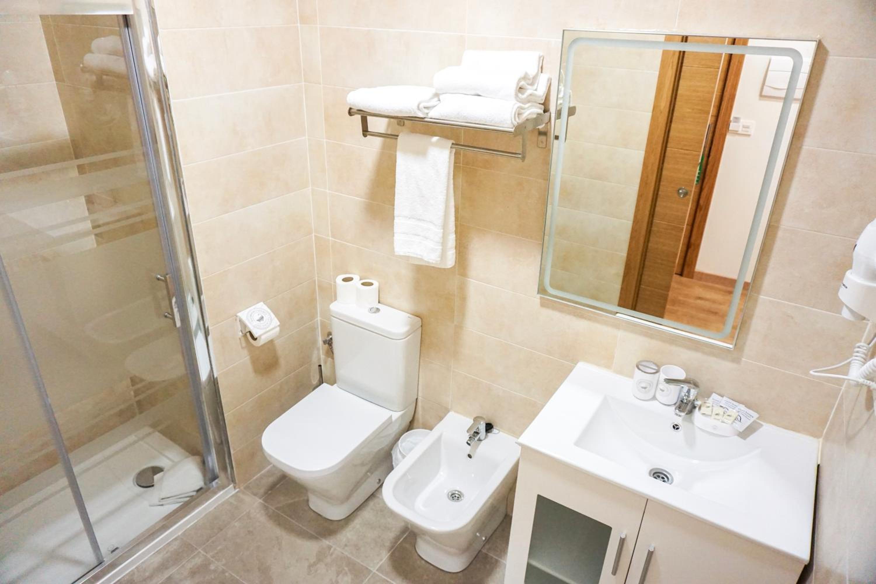 Twin Room - Photo 3