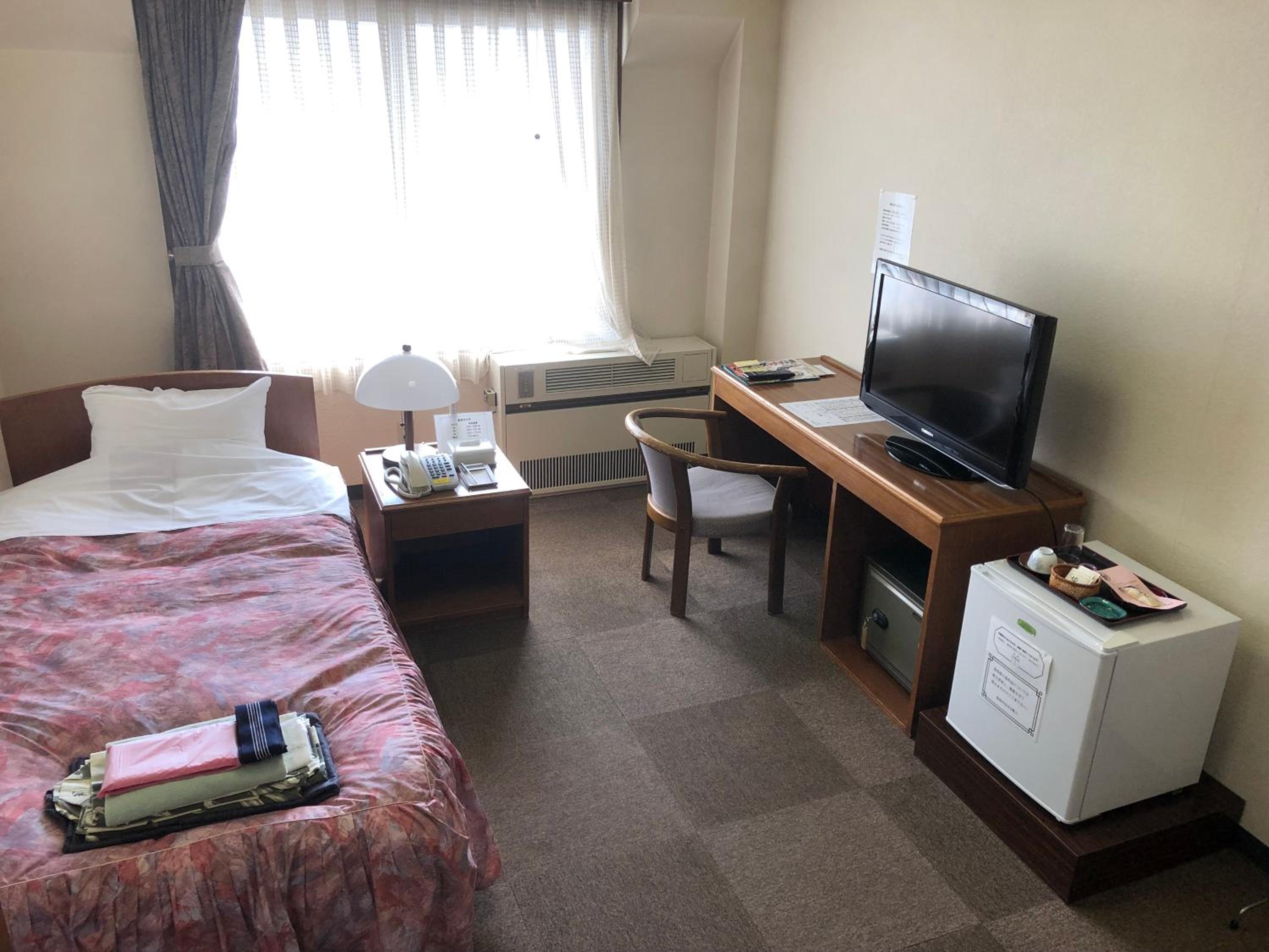 Single Room with Shared Bathroom - Non-Smoking
