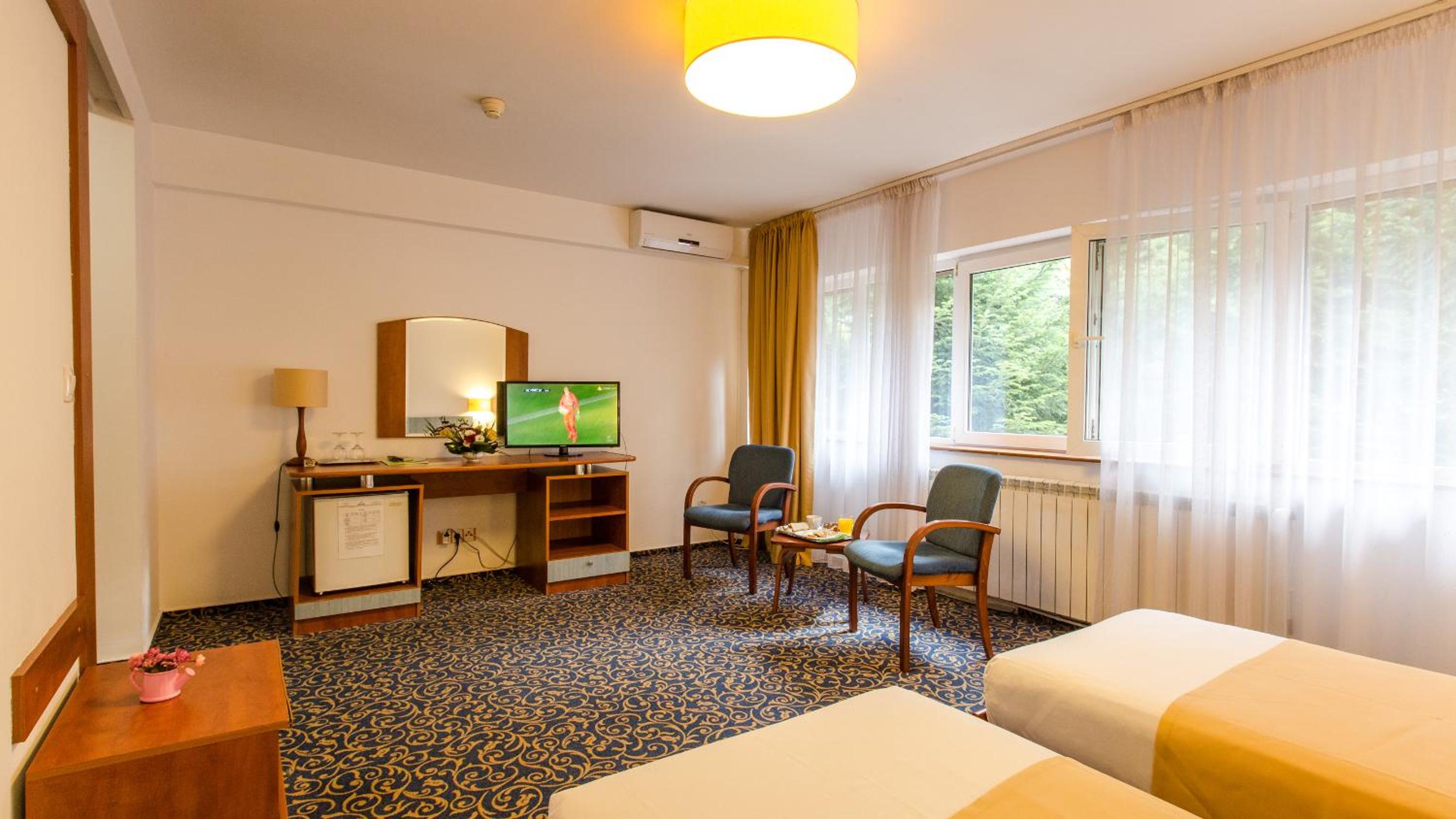 Business Twin Room - Photo 2
